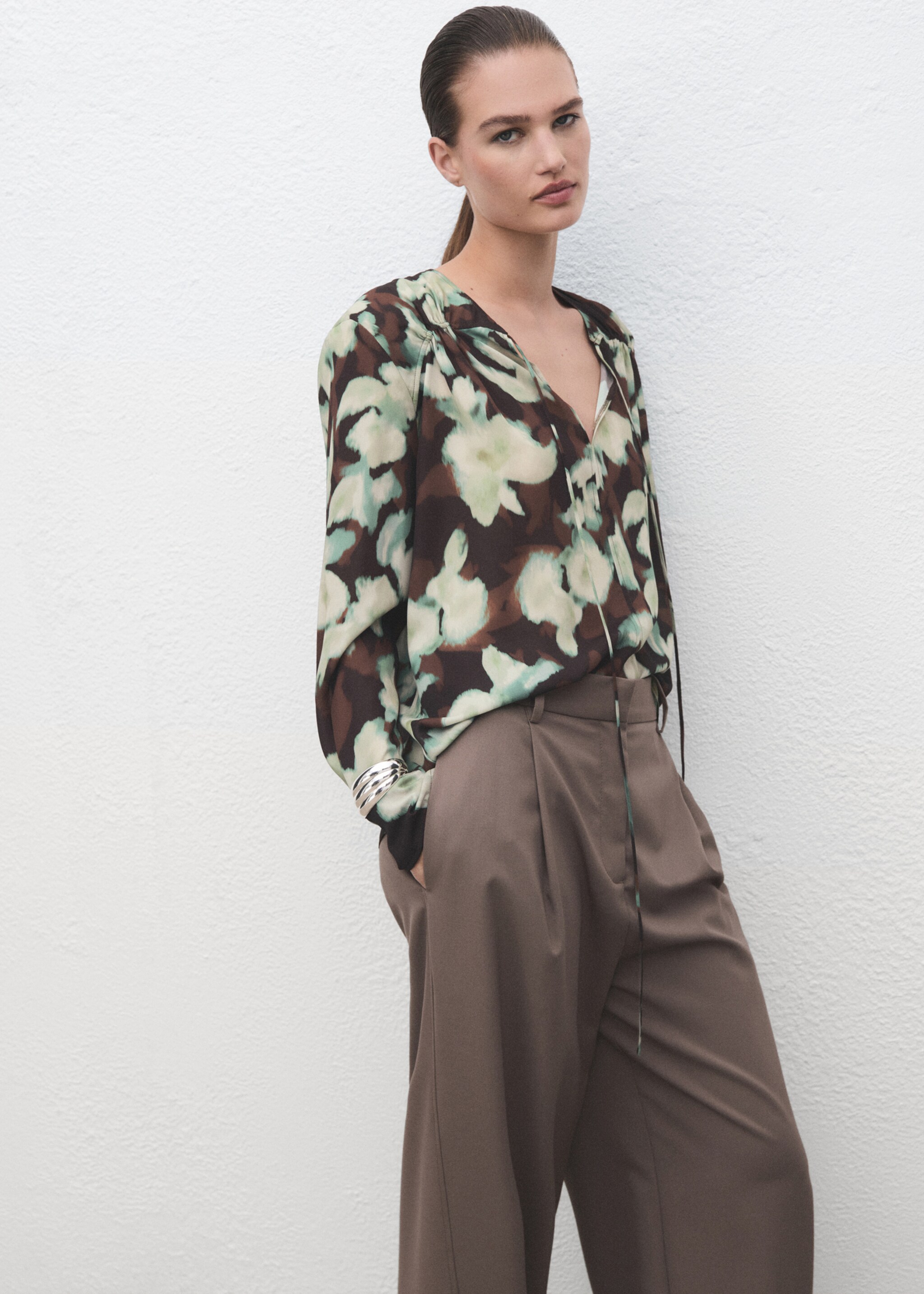 Chiffon blouse with bow neckline - Details of the article 2, Green. Ref: 17057818-00.