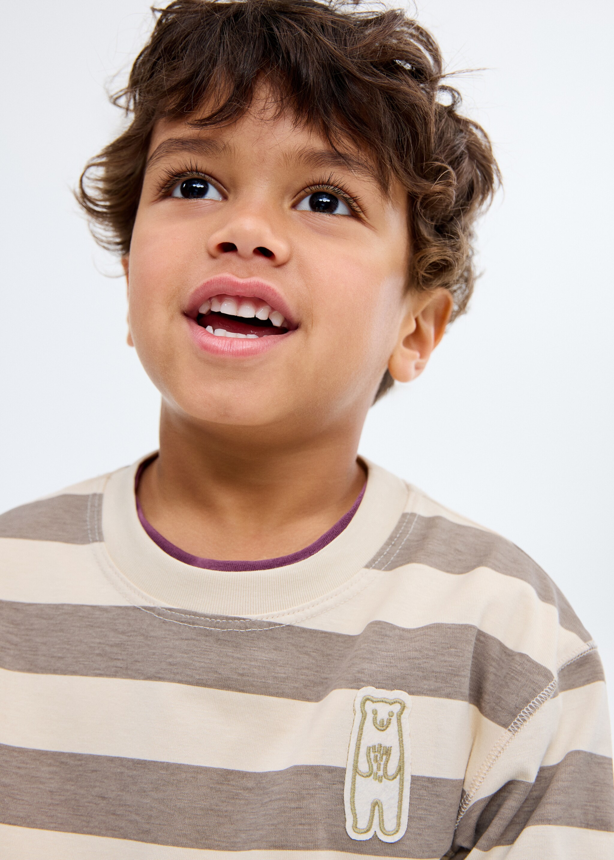 Gestreiftes T-Shirt mit Patch - Detail des Artikels 1, Mittelbraun. Ref: 17057895-00.