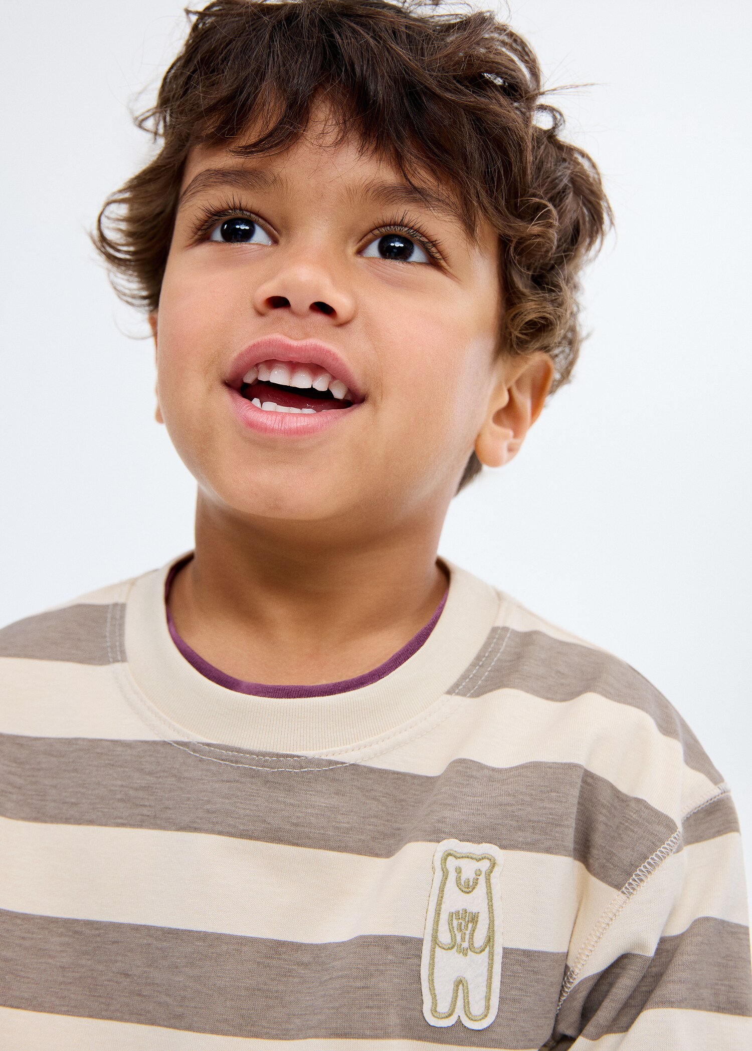 Gestreiftes T-Shirt mit Patch - Detail des Artikels 1