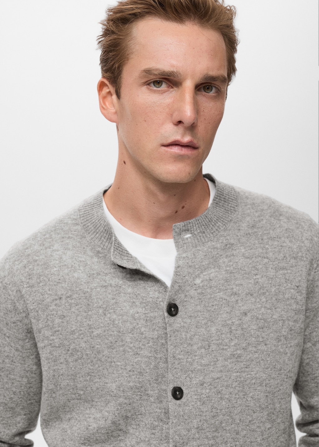 100% extra-fine wool cardigan with buttons