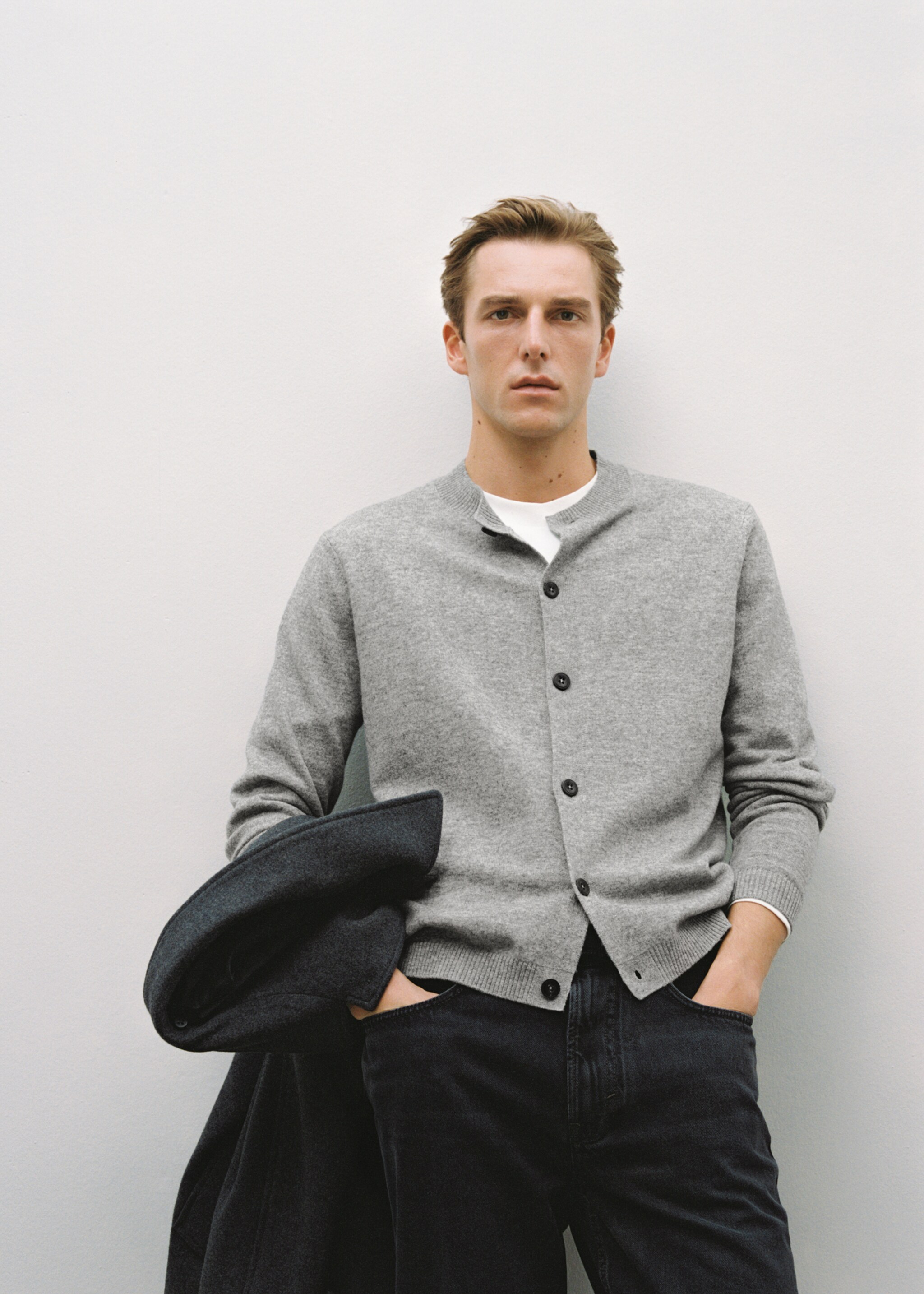 100% extra-fine wool cardigan with buttons - Details of the article 5, Medium Heather Grey. Ref: 17057899-00.