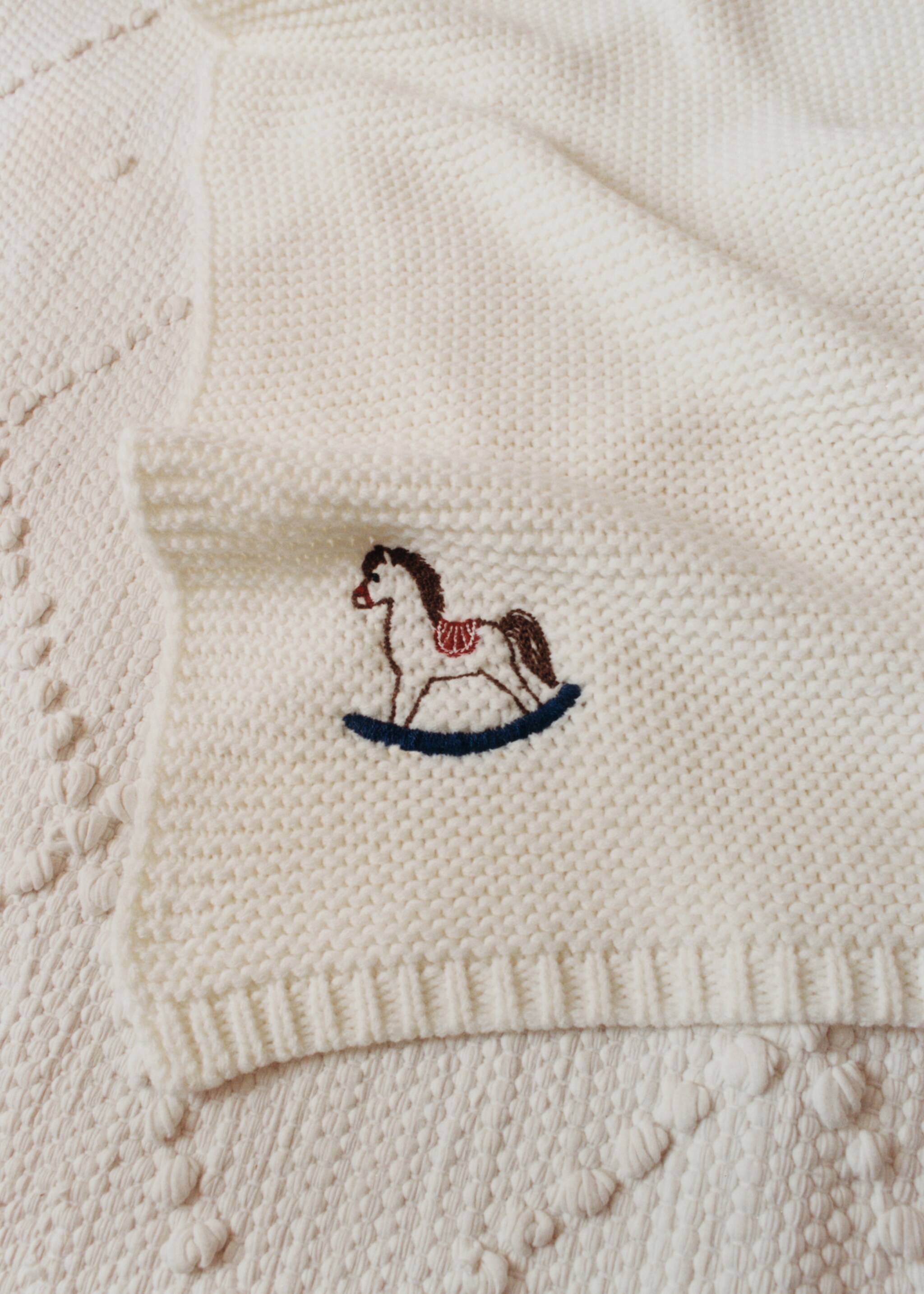 Embroidered knitted children's blanket - Details of the article 6, White. Ref: 17057902-00.