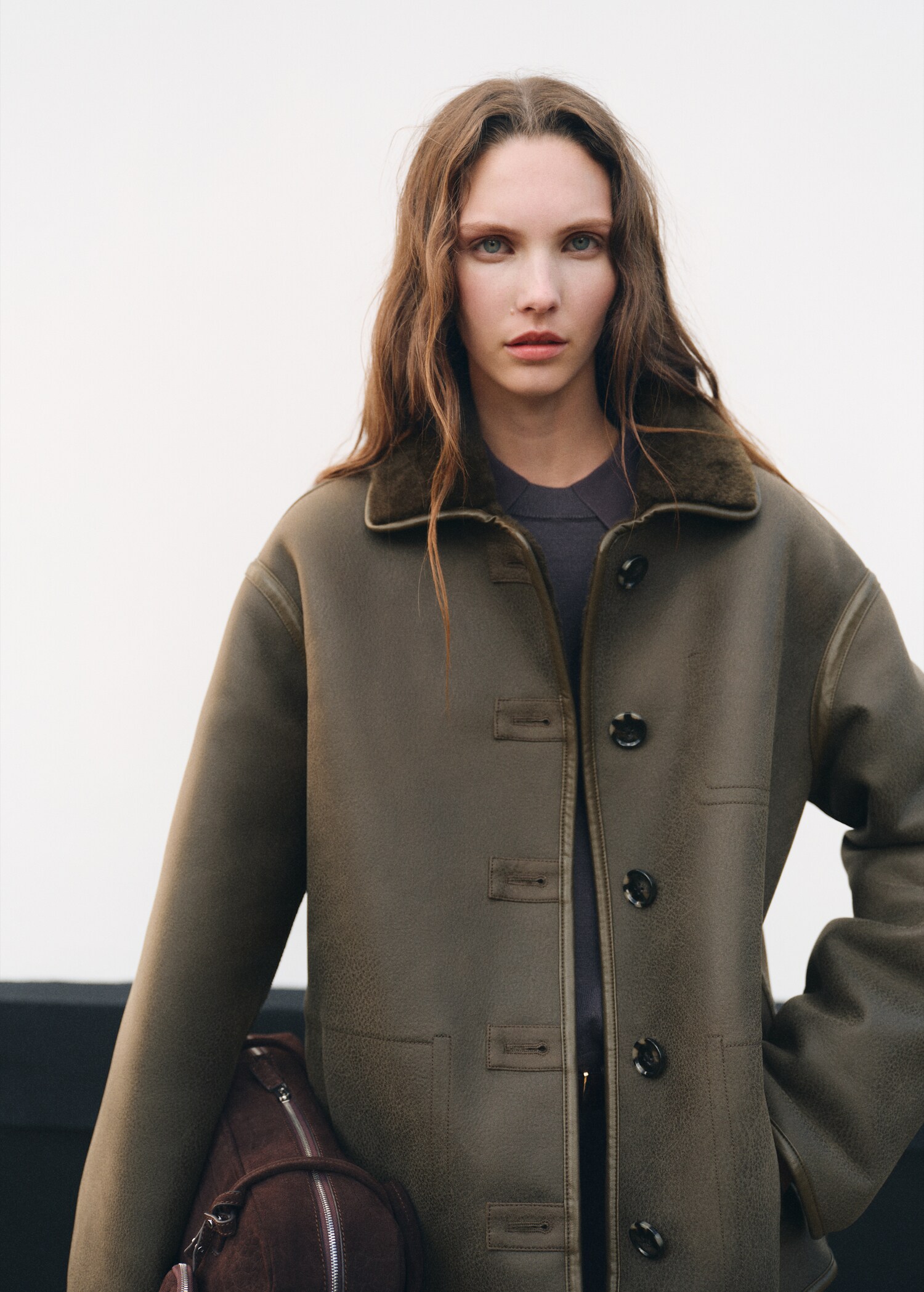 Manteau effet cuir imitation mouton - Plan moyen