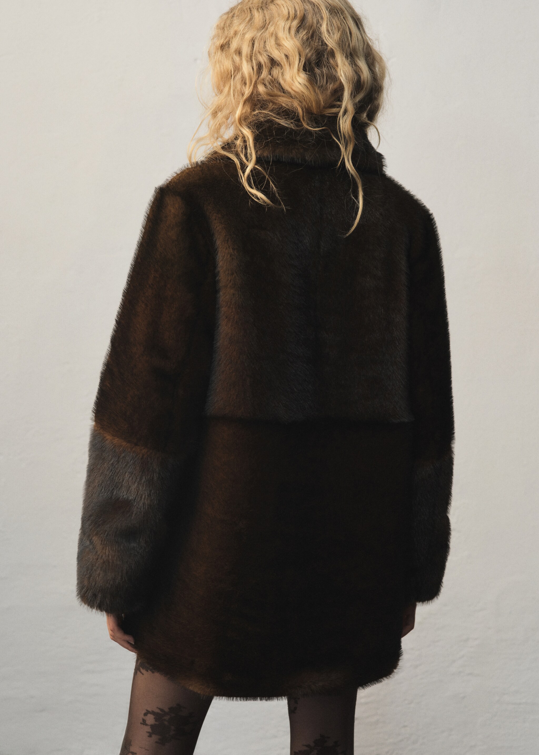 Manteau effet peluche col chemise - Verso de l’article, Marron. Ref: 17058631-00.