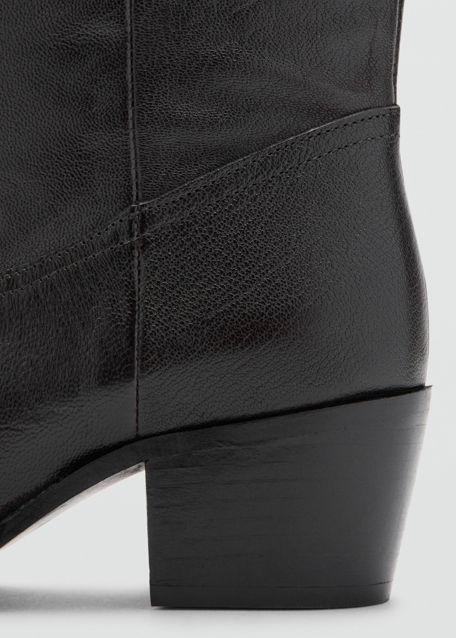 Leather pointed ankle boots - Details of the article 1