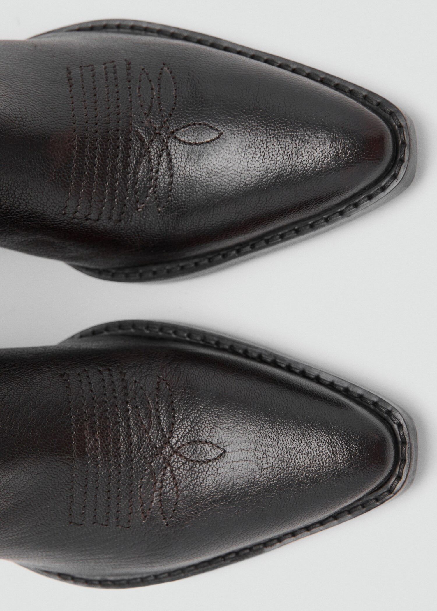 Leather pointed ankle boots - Details of the article 2