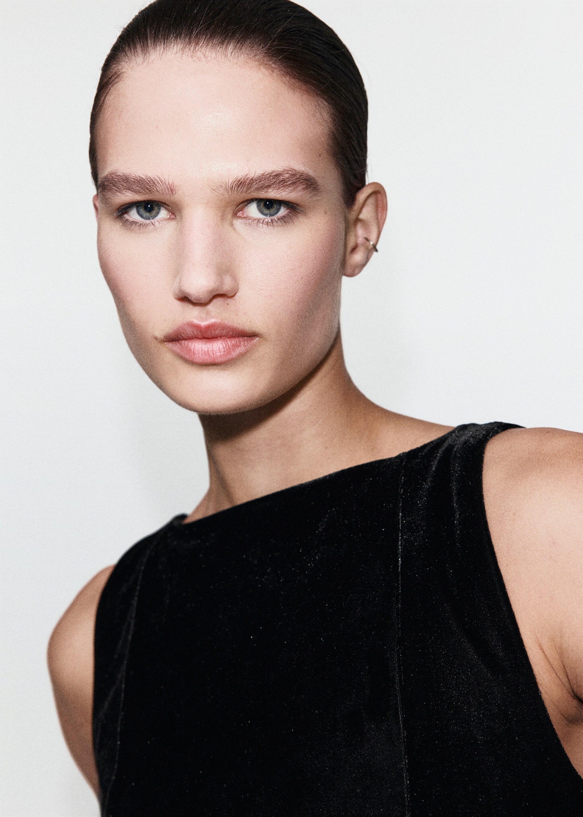 Velvet fitted dress - Details of the article 1, Black. Ref: 17059110-00.