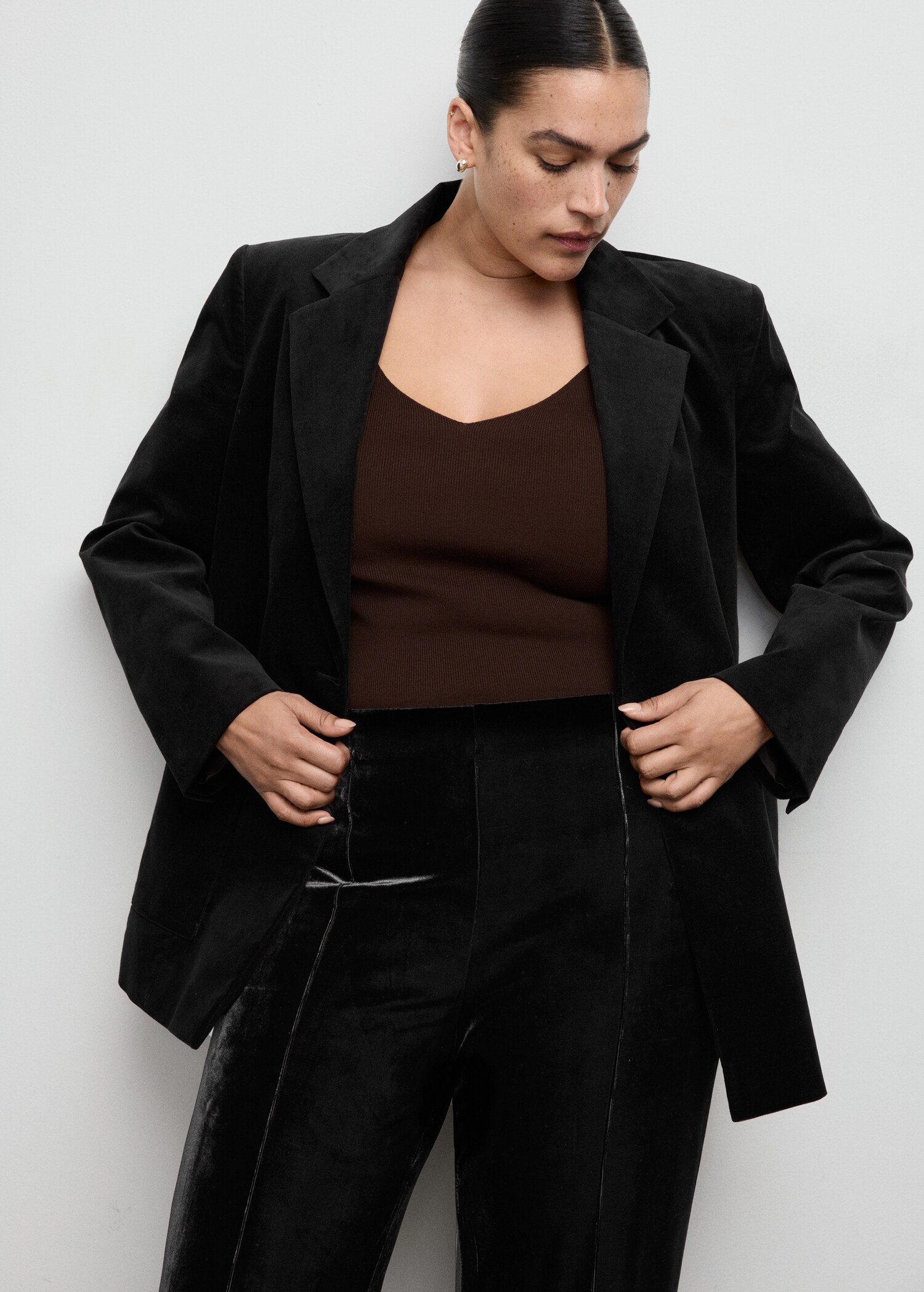 Velvet trousers with seam detail - Details of the article 5