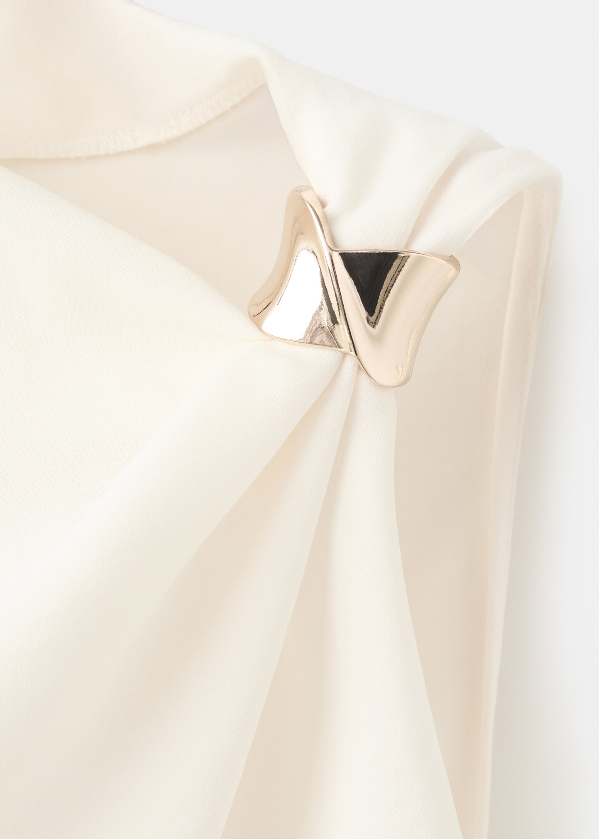 Asymmetric blouse with metallic detail - Details of the article 8, Ecru. Ref: 17059114-00.