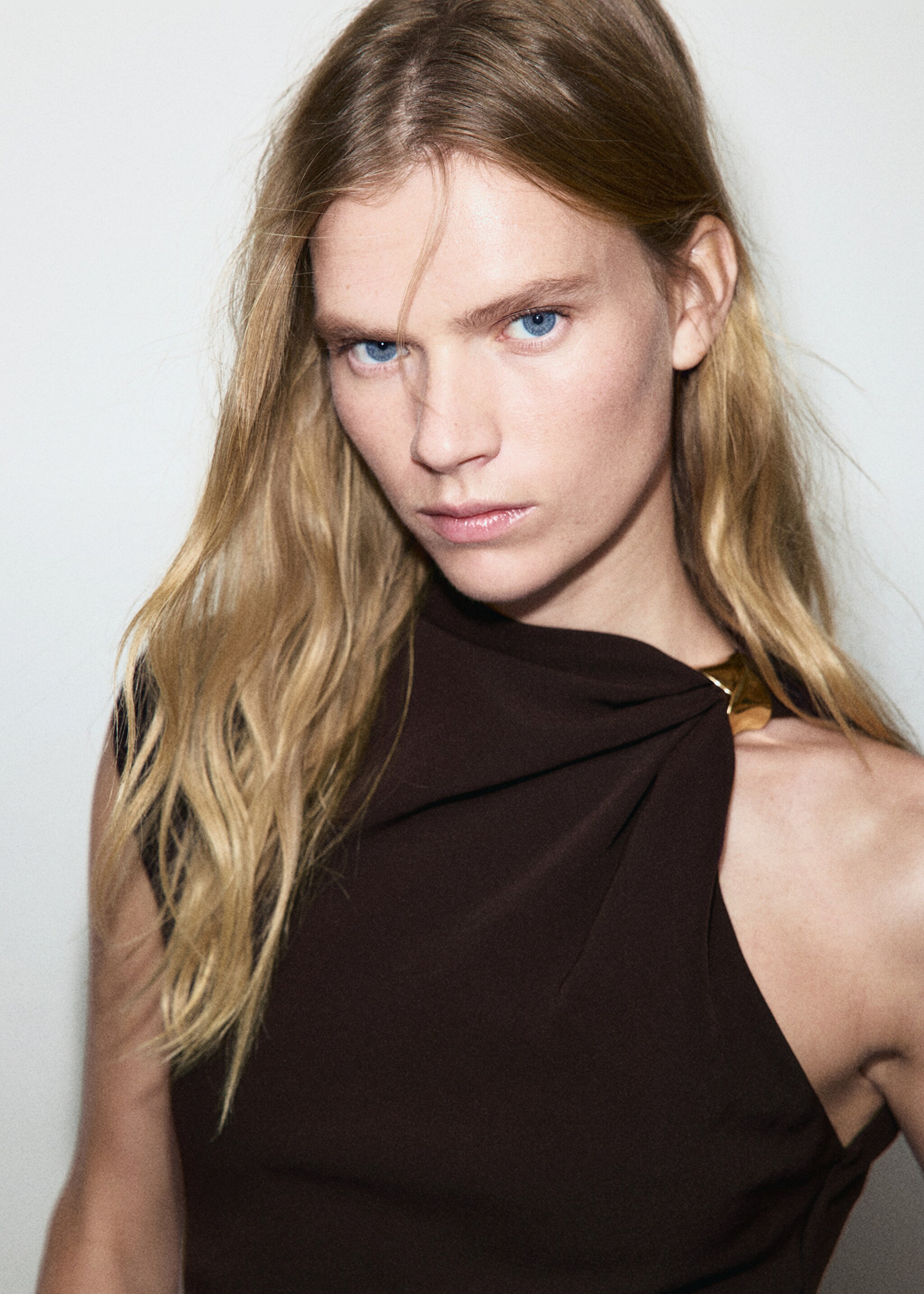 Dress with asymmetrical neck and metallic detail - Details of the article 1, Brown. Ref: 17059117-00.