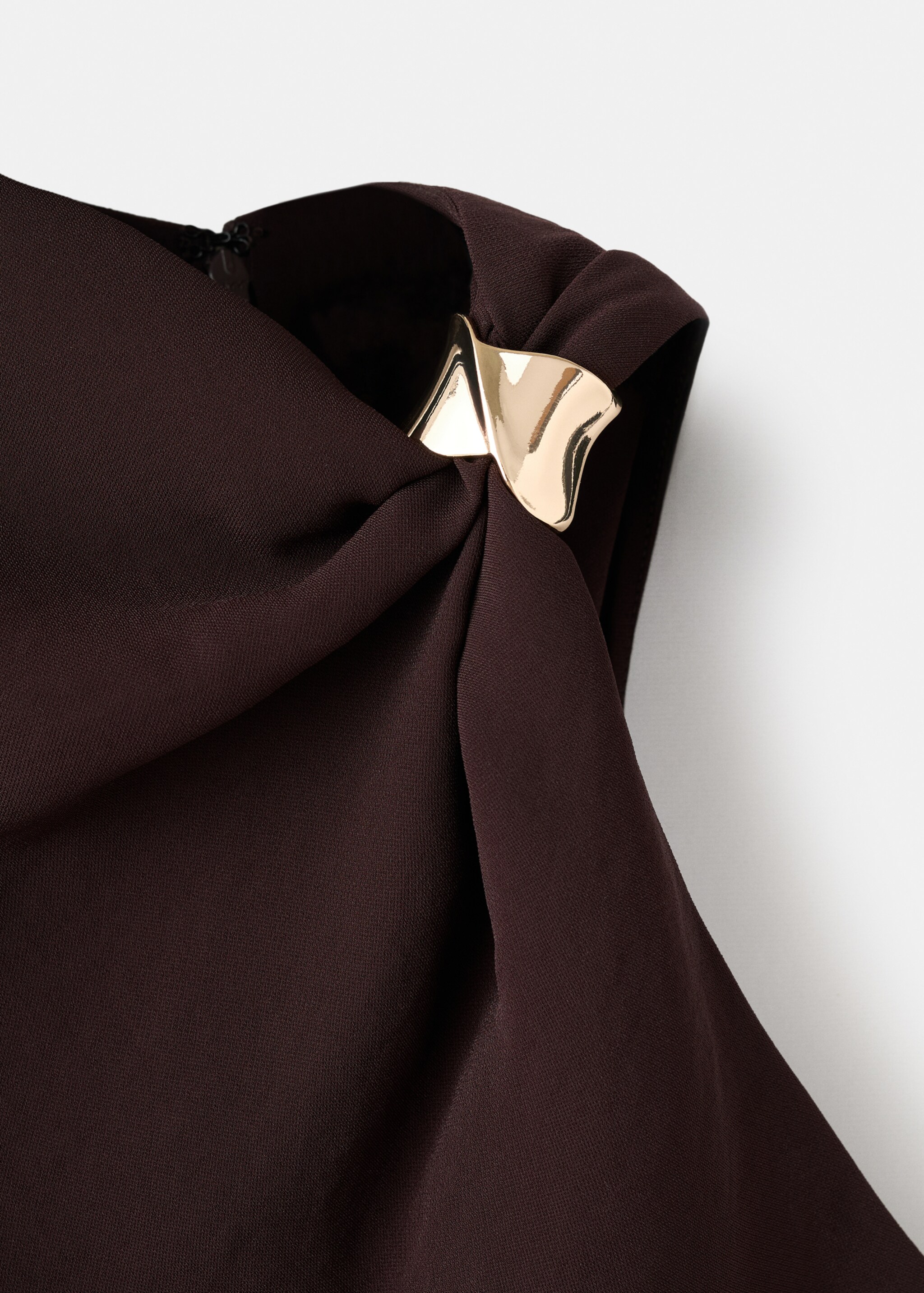Dress with asymmetrical neck and metallic detail - Details of the article 8, Brown. Ref: 17059117-00.