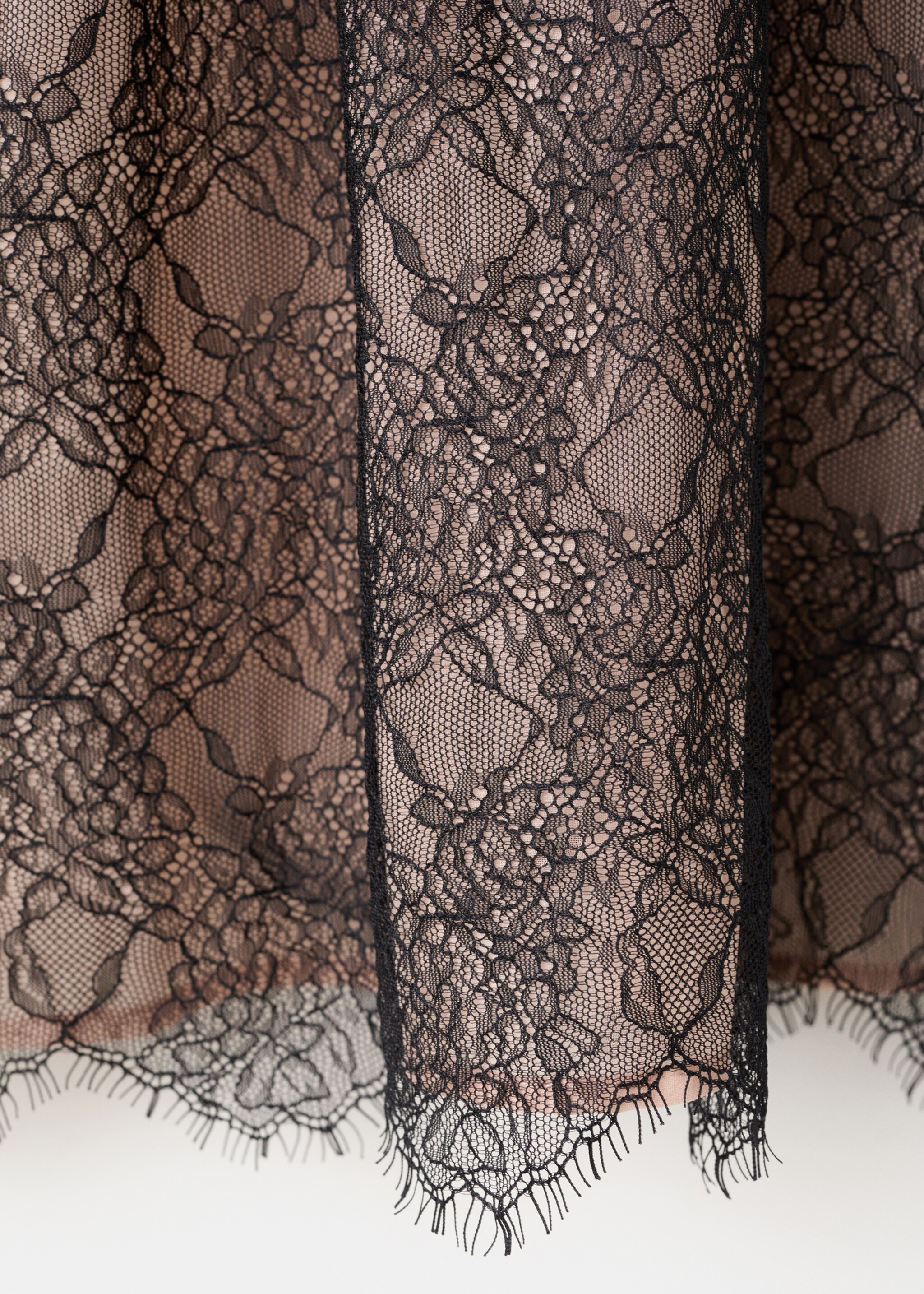 Atasan berbahan renda dengan kerah rumbai - Rincian barang 0, Hitam. Ref: 17059121-00.