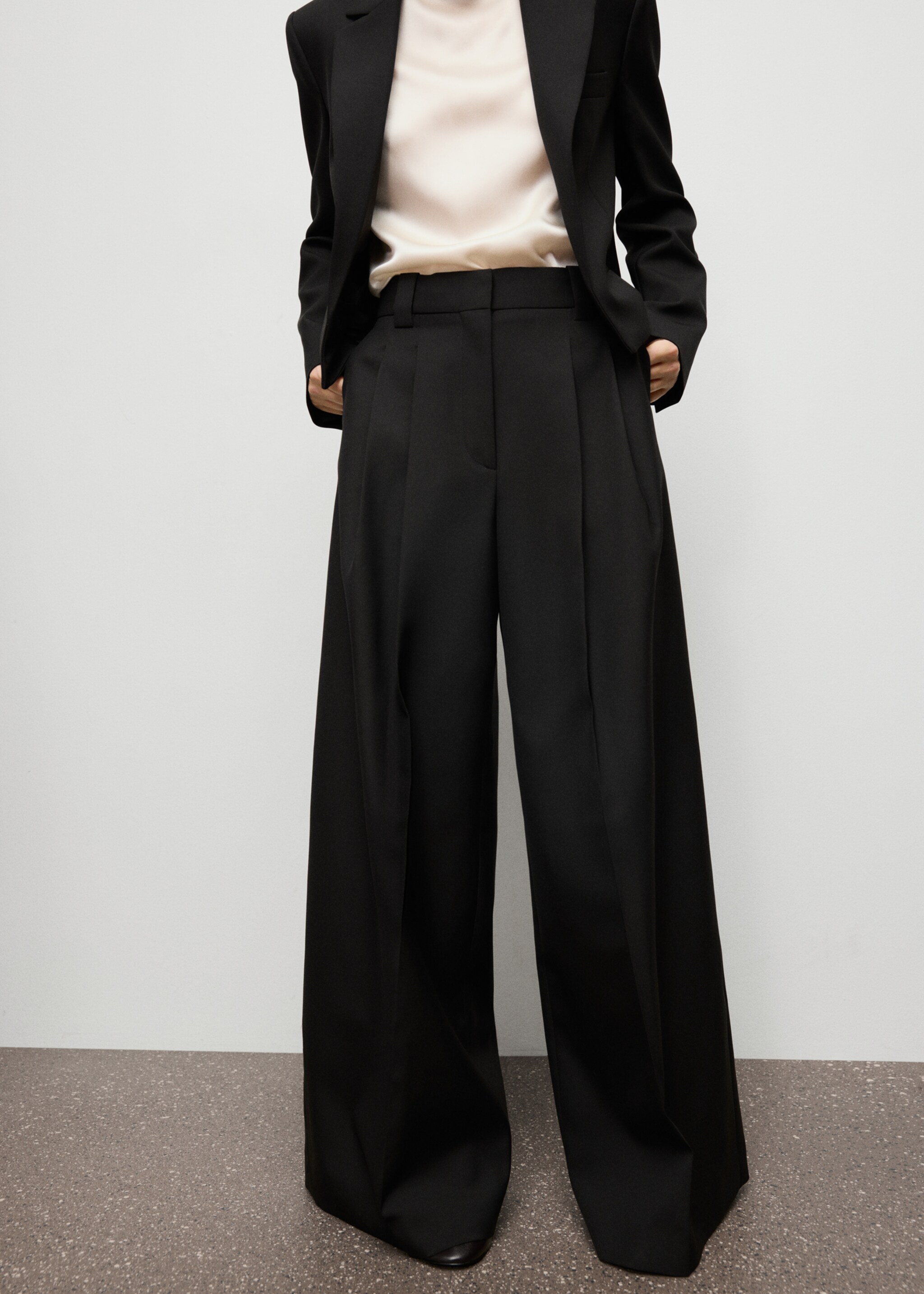 Wide-leg pleated suit trousers - Details of the article 1, Black. Ref: 17059213-00.