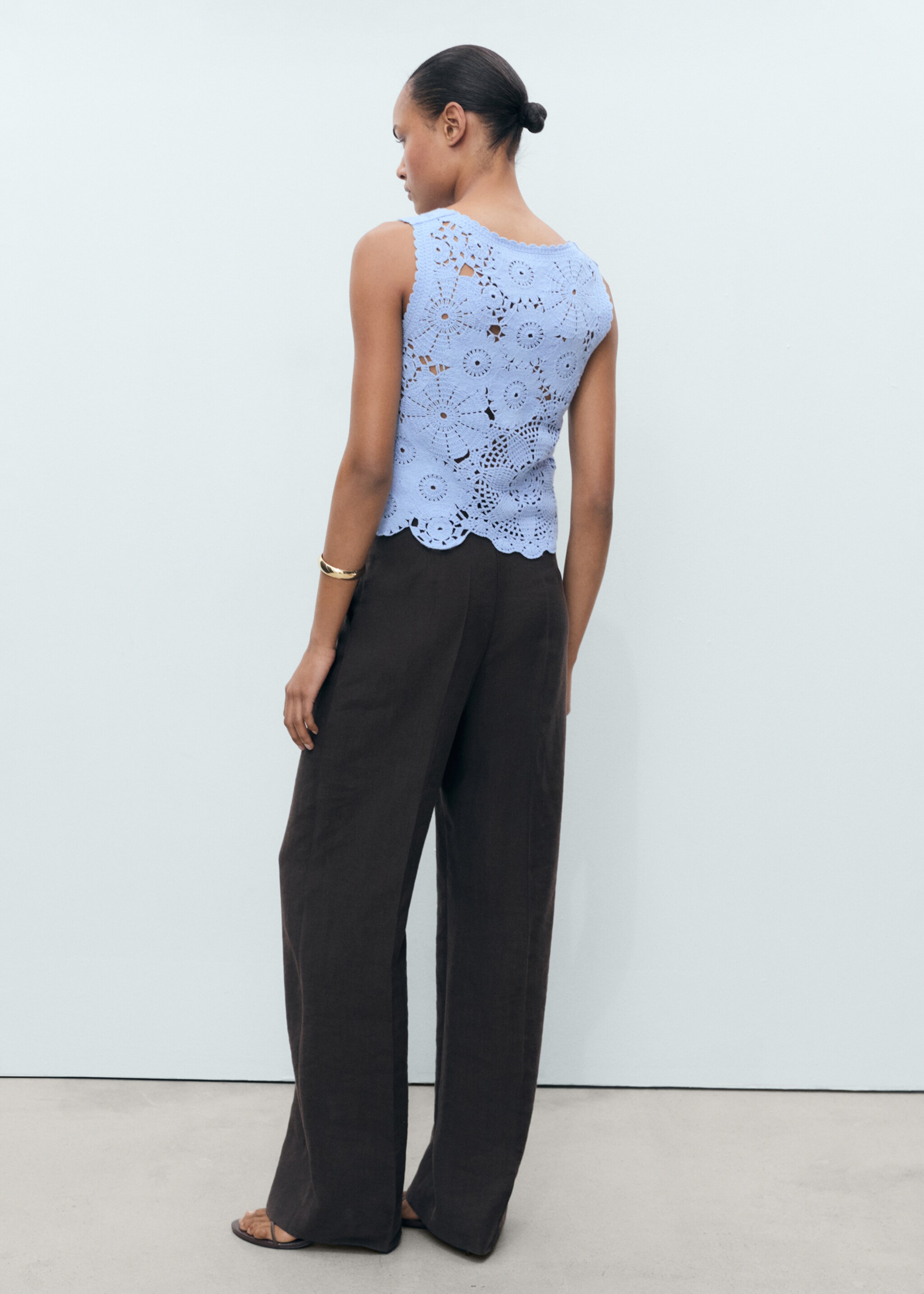 Crochet top with flowers - Reverse of the article