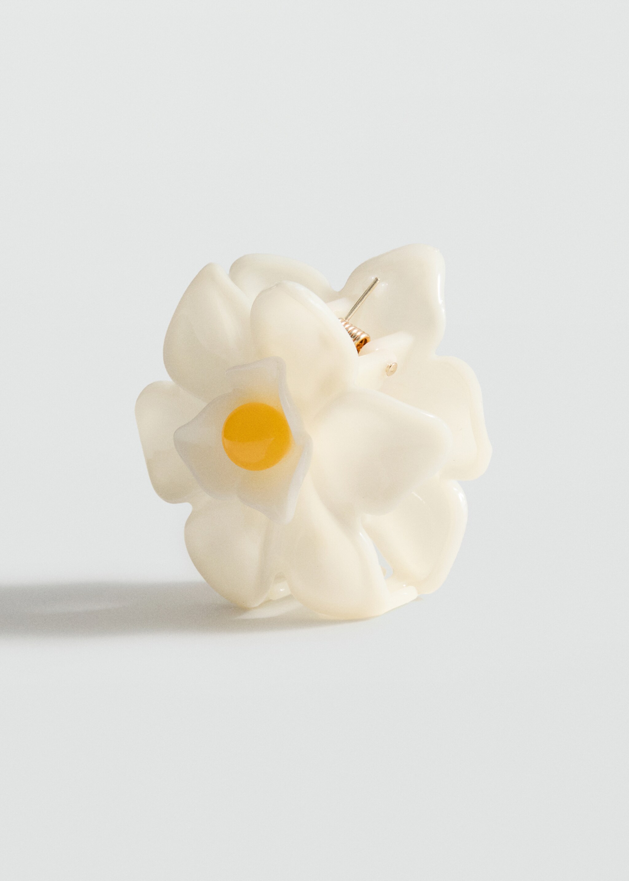 Pince à cheveux fleur - Plan moyen