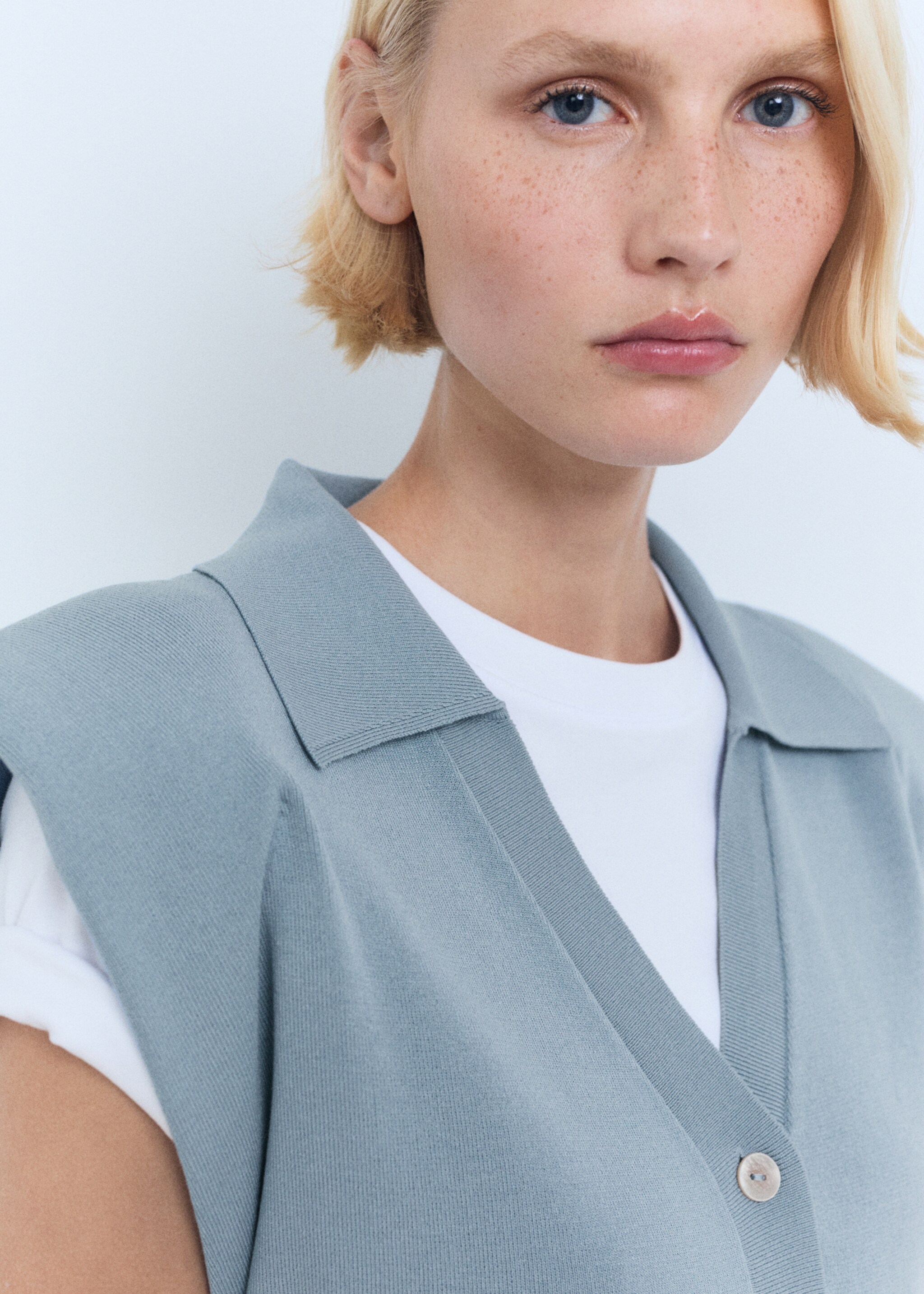 Fine-knit shoulder-padded gilet - Details of the article 1