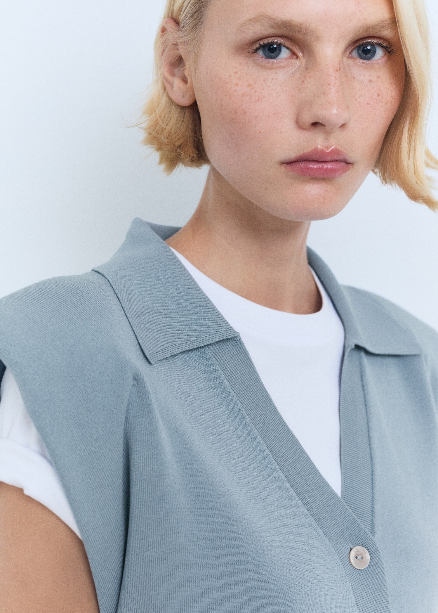 Fine-knit shoulder-padded gilet - Details of the article 1