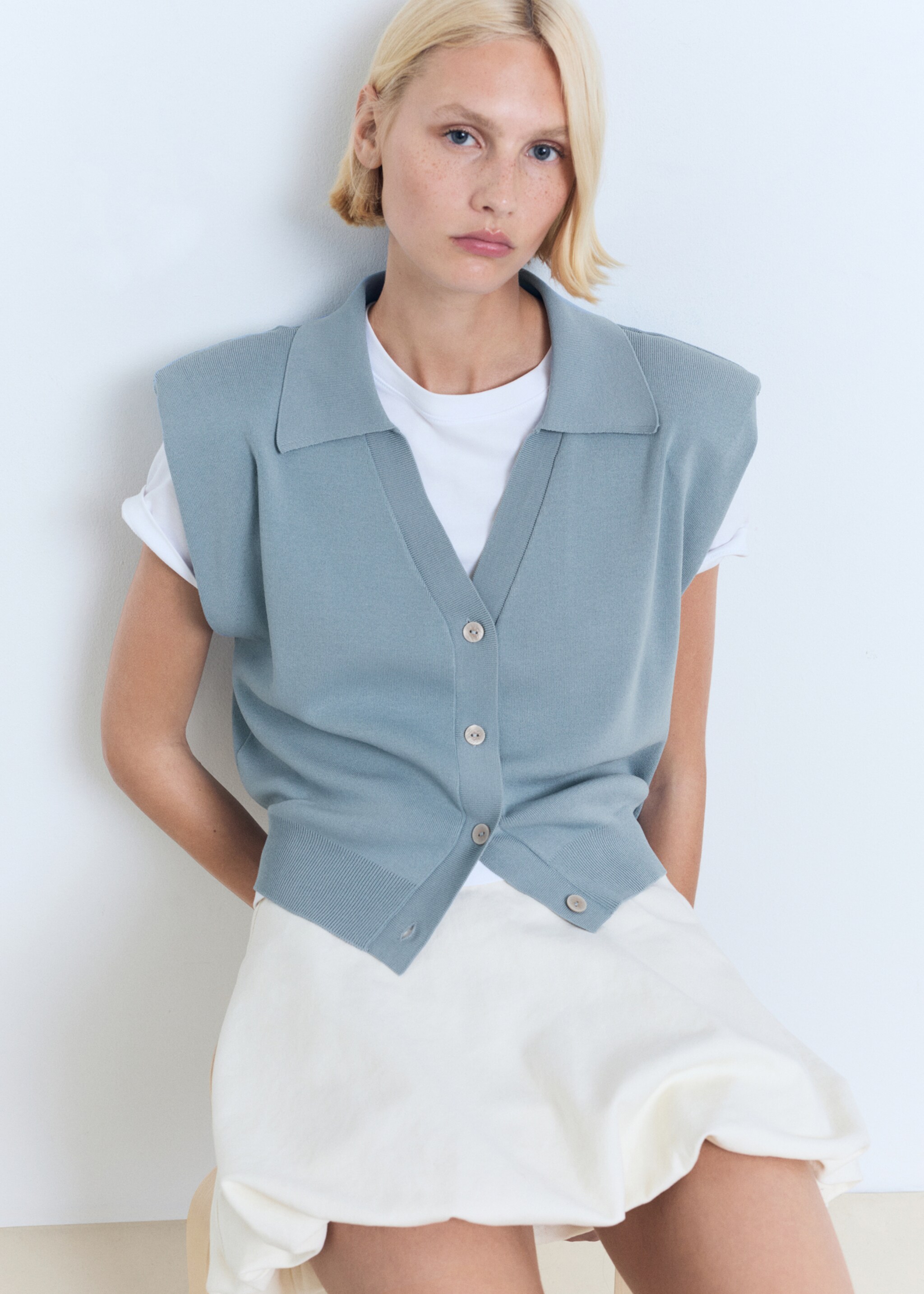 Fine-knit shoulder-padded gilet - Details of the article 2