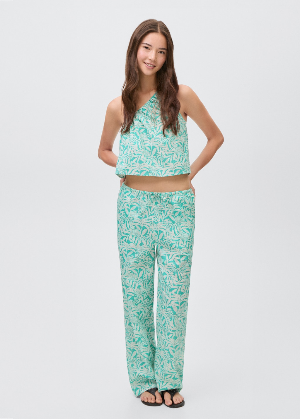 Asymmetric printed top