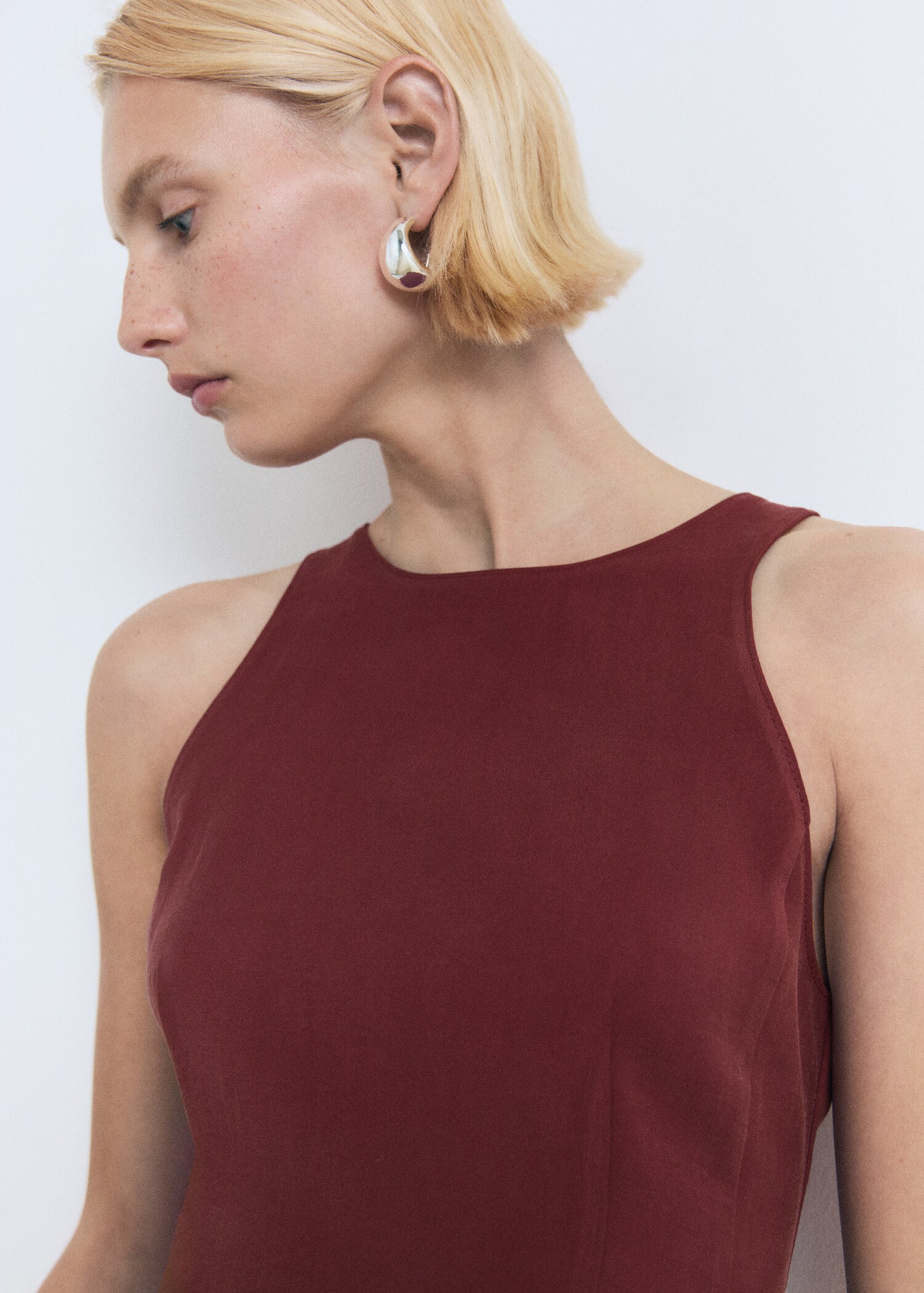 Top evasé cuello halter - Plano medio