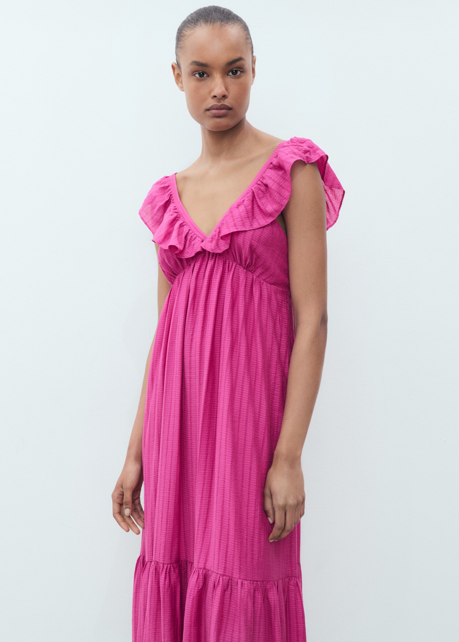 Robe longue à encolure volantée - Plan moyen