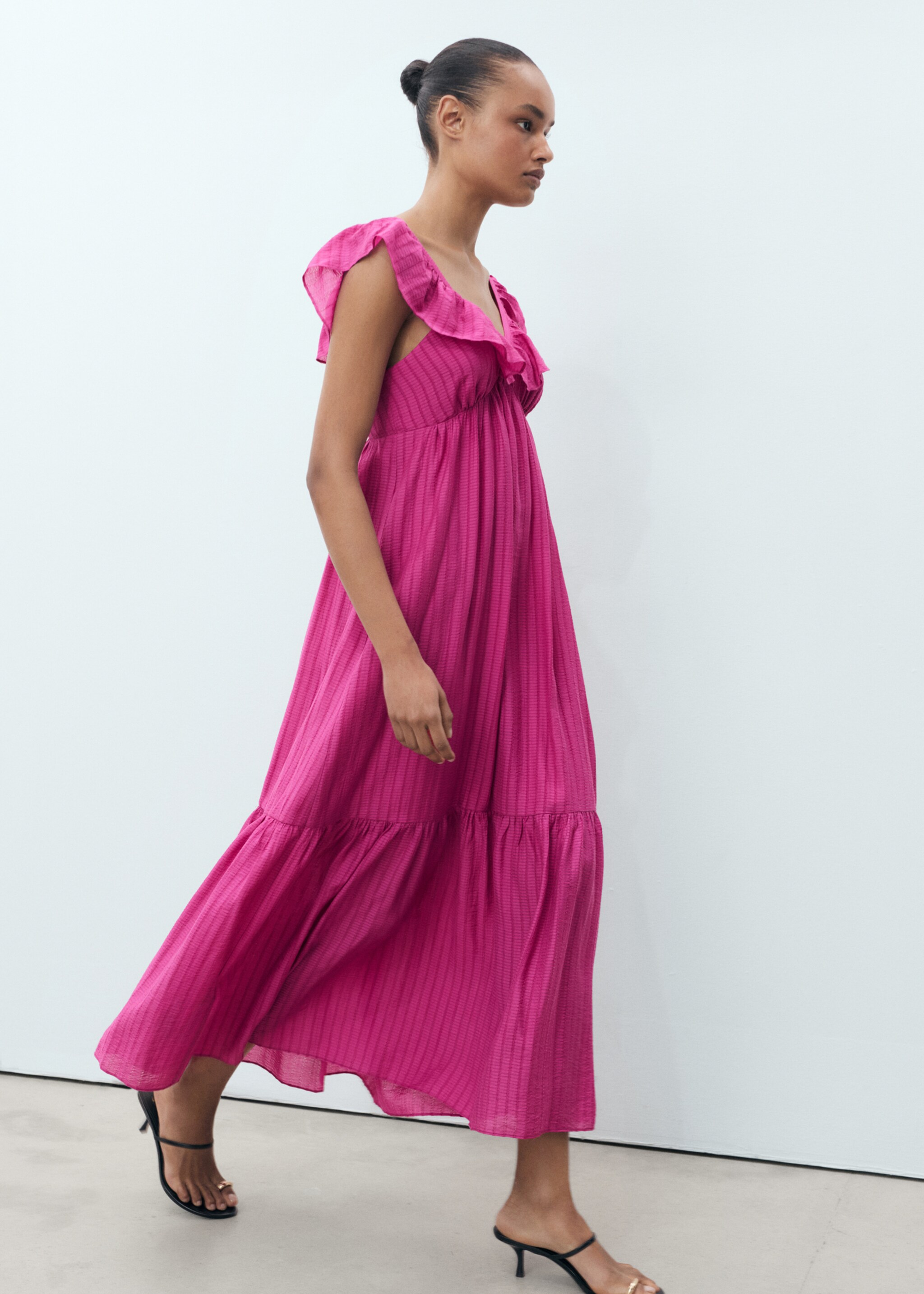 Long dress with ruffle neckline - Details of the article 2, Fuchsia. Ref: 17061154-00.
