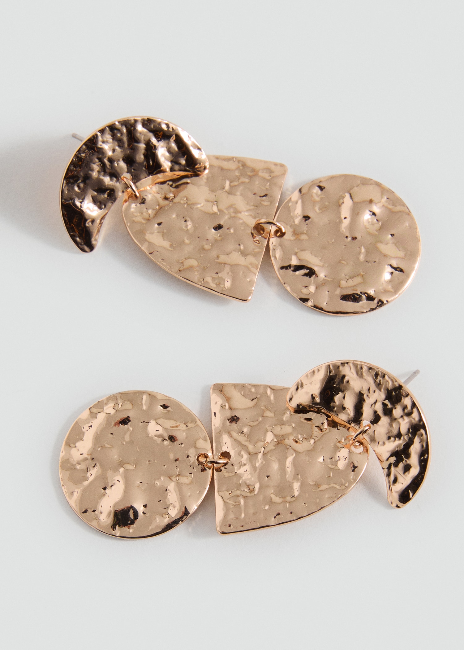 Boucles d'oreilles pendantes texturées - Plan moyen