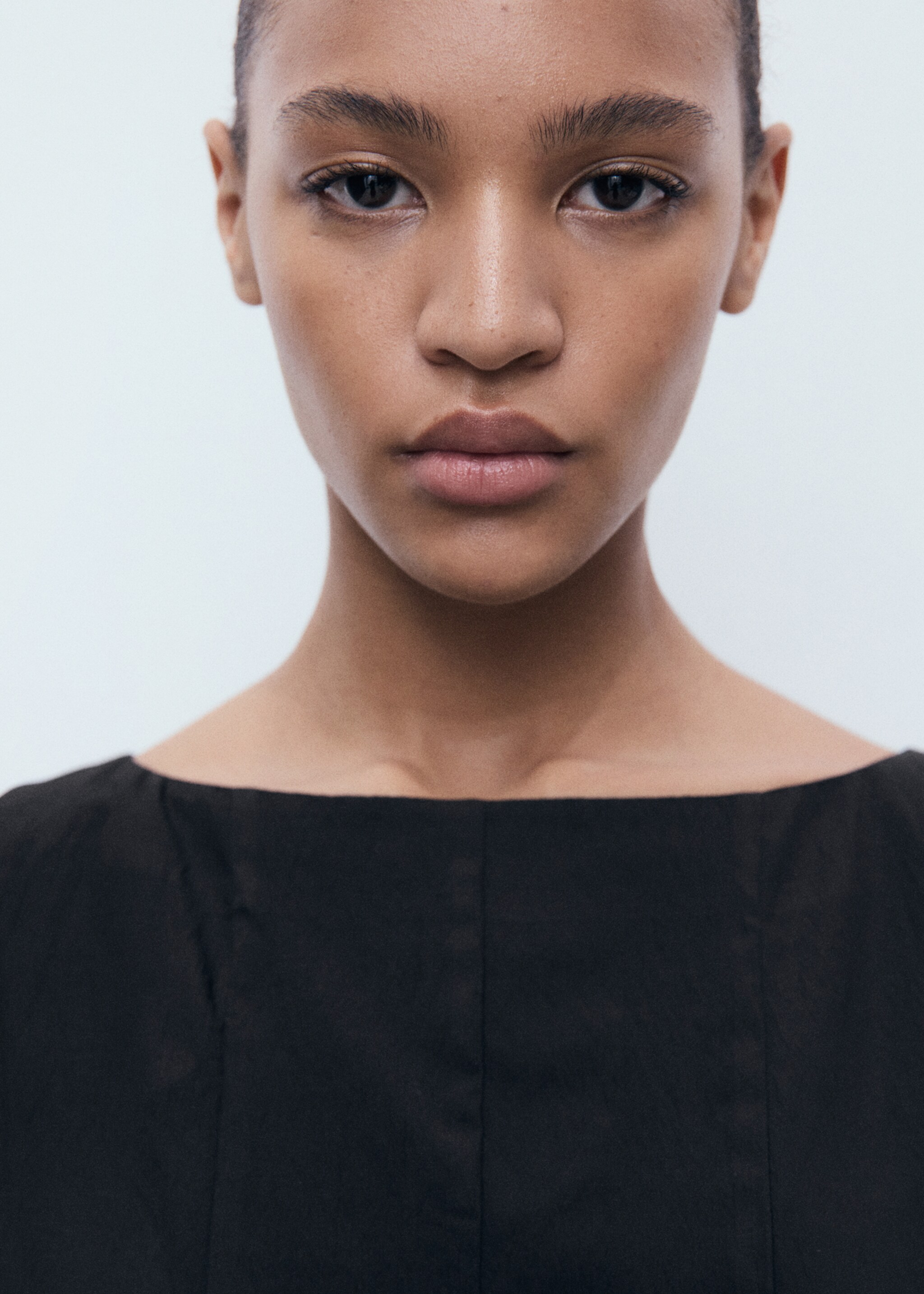 Boat-neck dress with pleats - Details of the article 1, Black. Ref: 17061169-00.