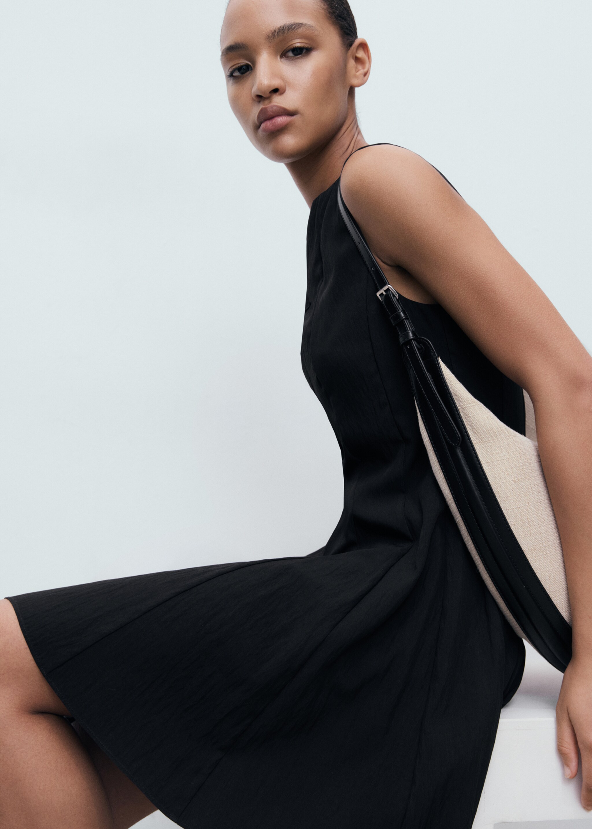Boat-neck dress with pleats - Details of the article 2, Black. Ref: 17061169-00.