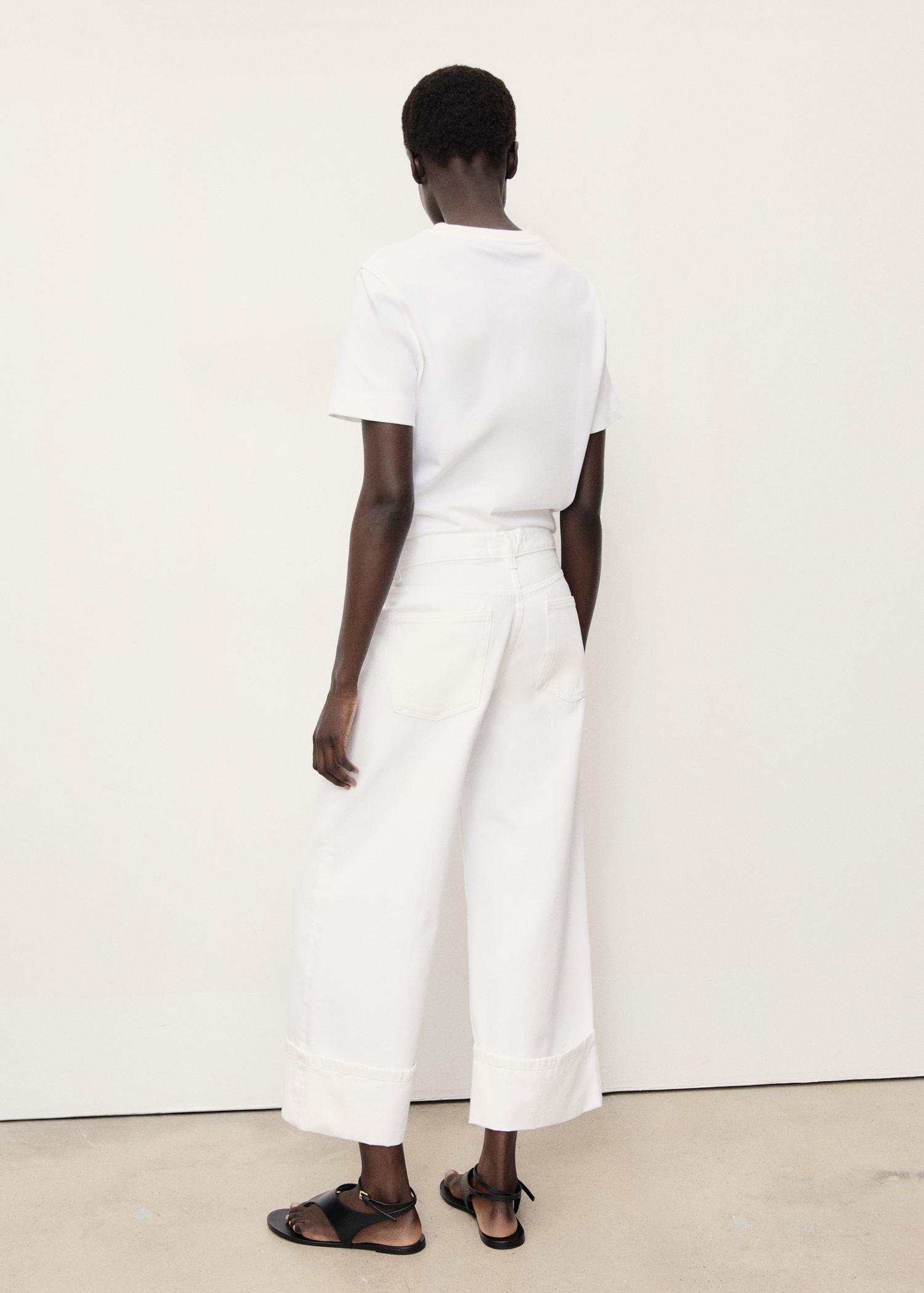 Wide-leg cropped jeans with turned-up hem - Reverse of the article
