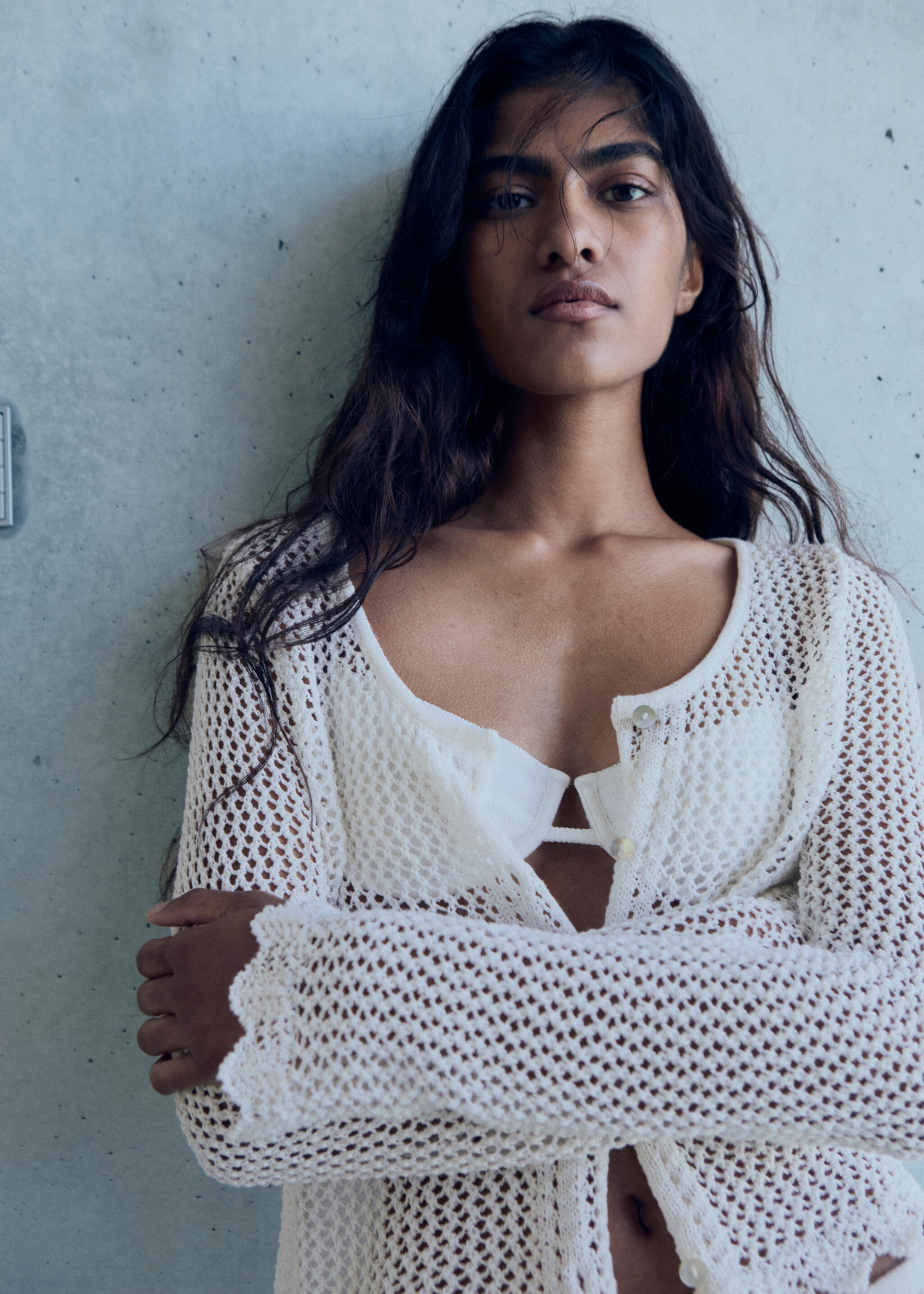 Cardigan de croché com botões - Plano médio