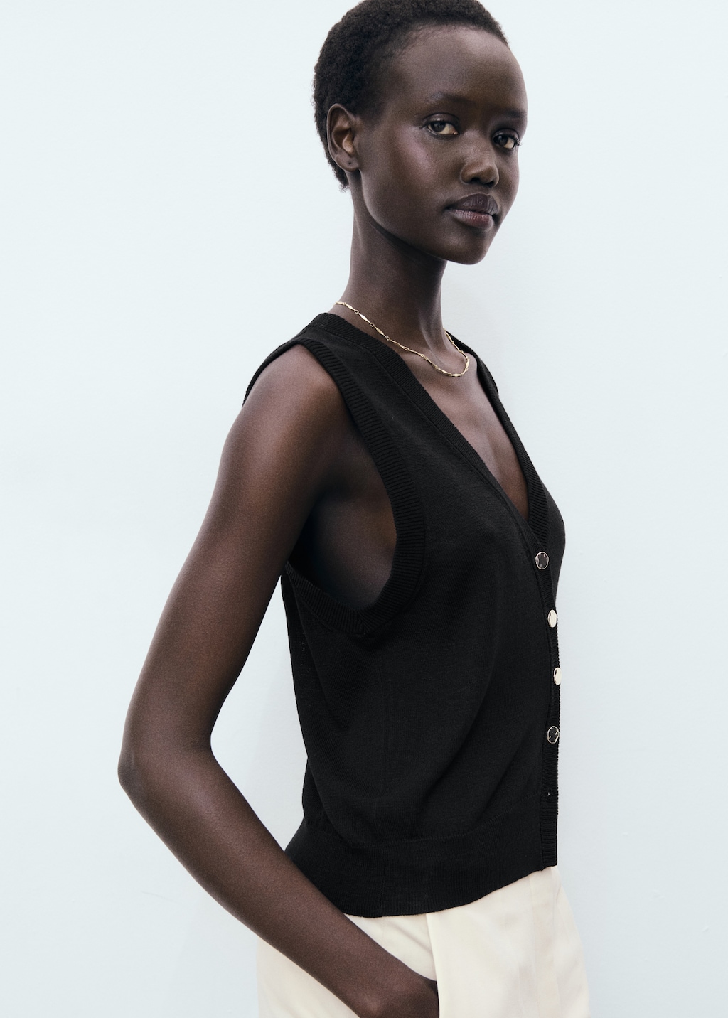 Fine-knit vest with buttons