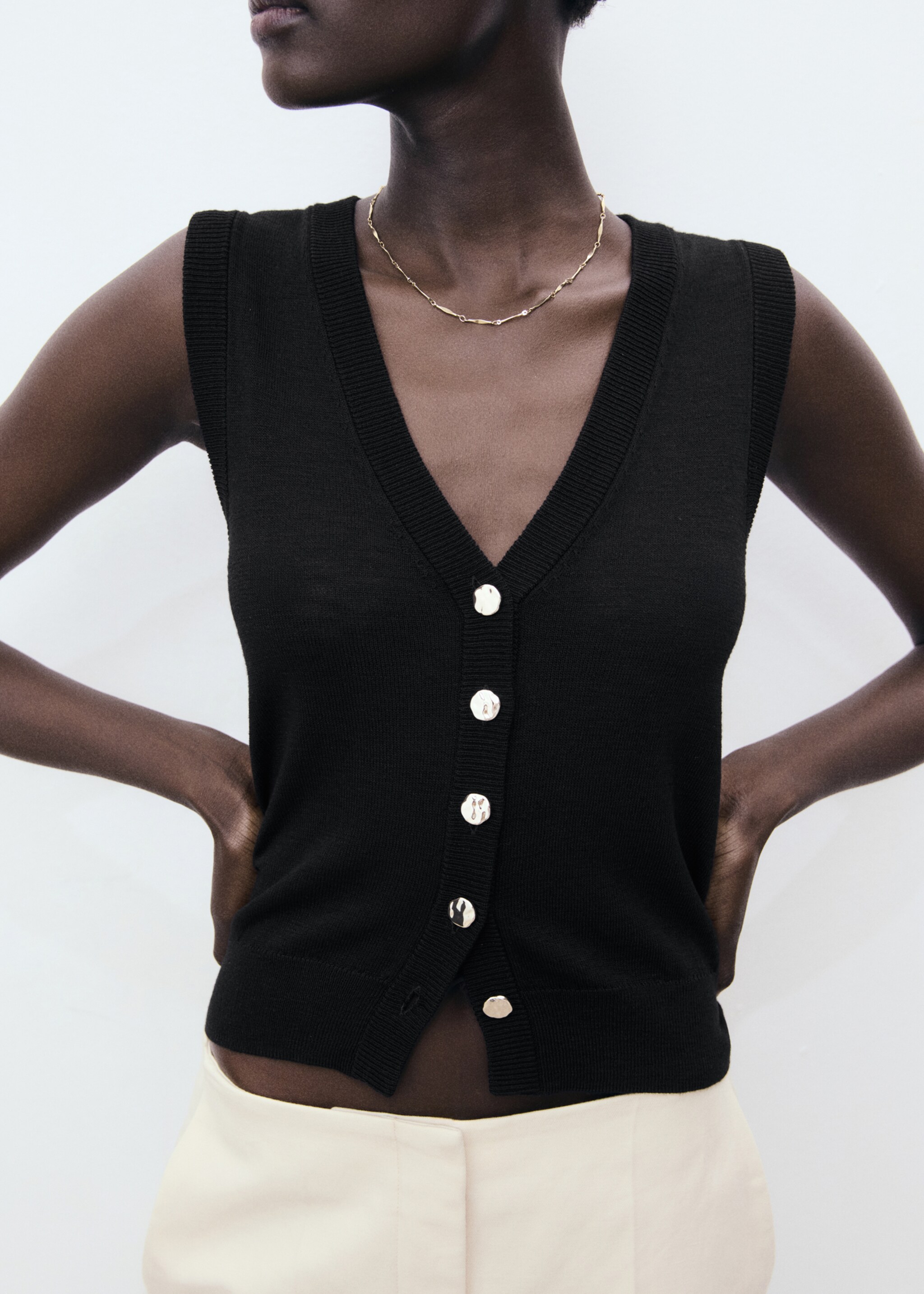Fine-knit waistcoat with buttons - Details of the article 1