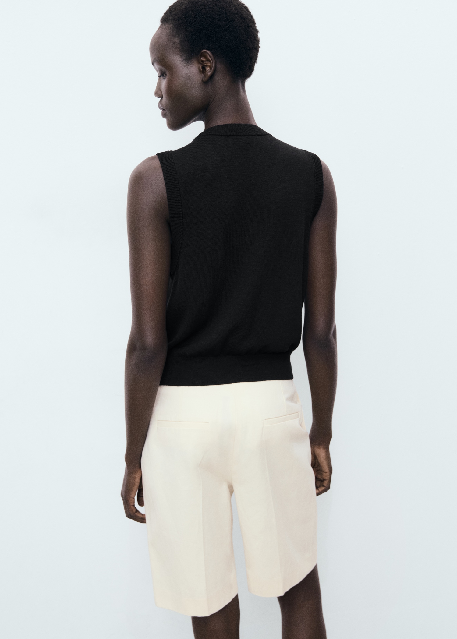 Fine-knit waistcoat with buttons - Reverse of the article