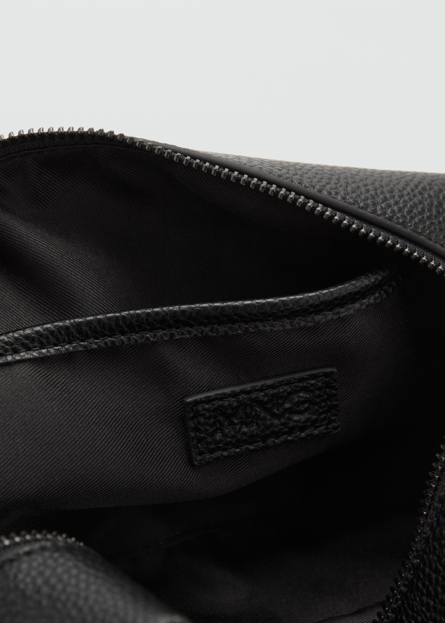 Contrast-strap pebbled cosmetic bag - Details of the article 2
