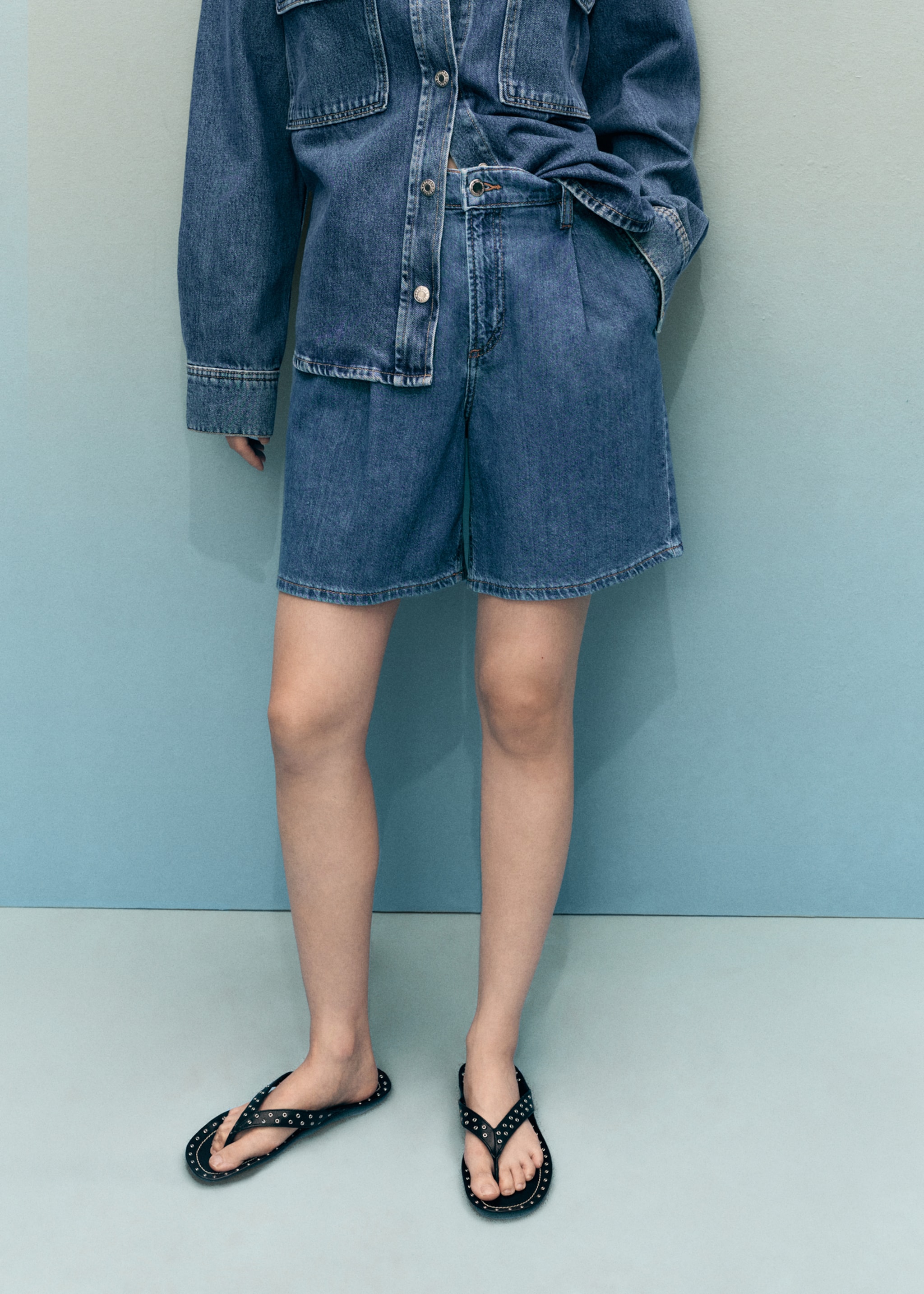 Denim-Bermudas mit mittlerer Bundhöhe und Abnähern - Mittlere Ansicht