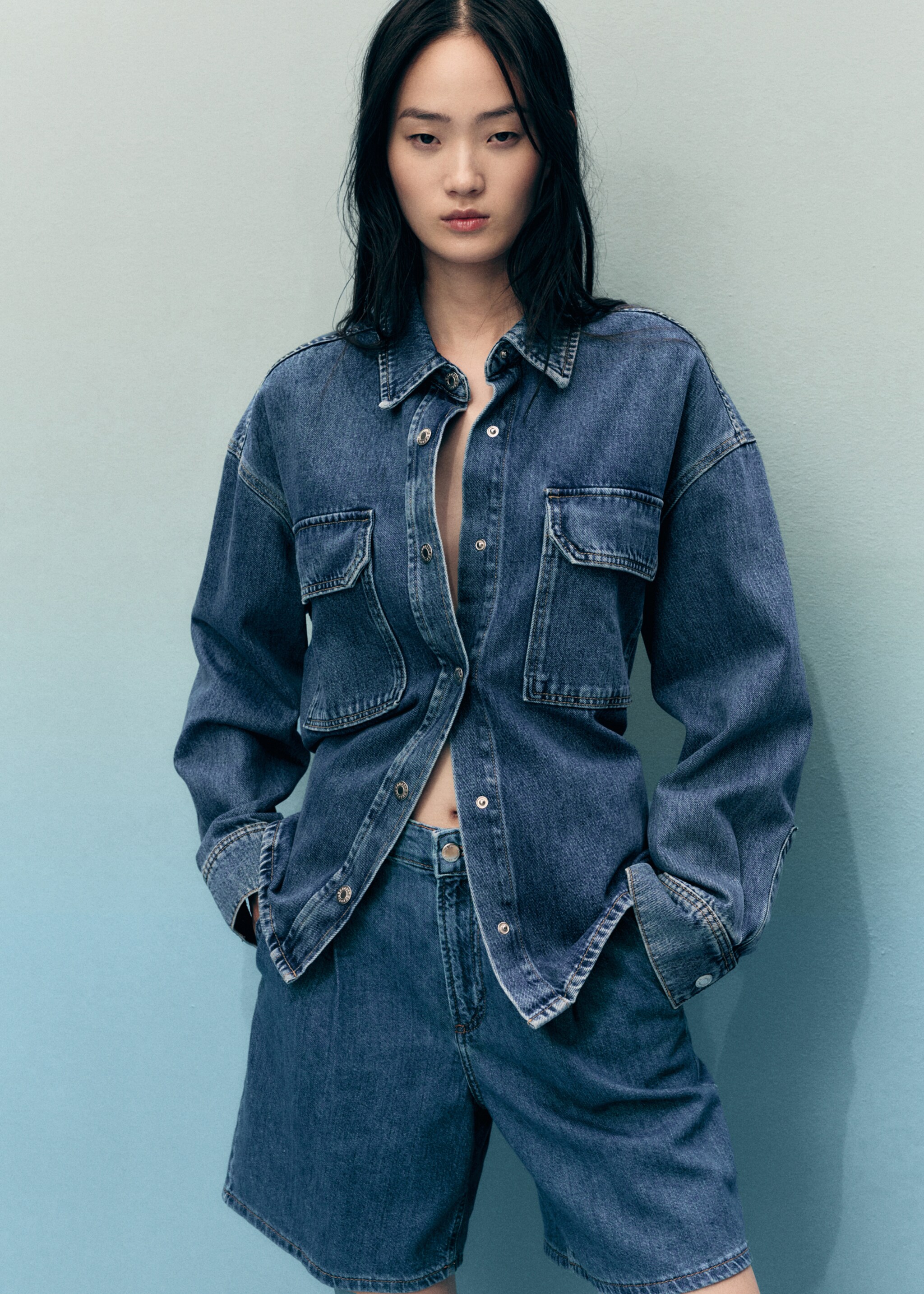 Denim-Bermudas mit mittlerer Bundhöhe und Abnähern - Detail des Artikels 1