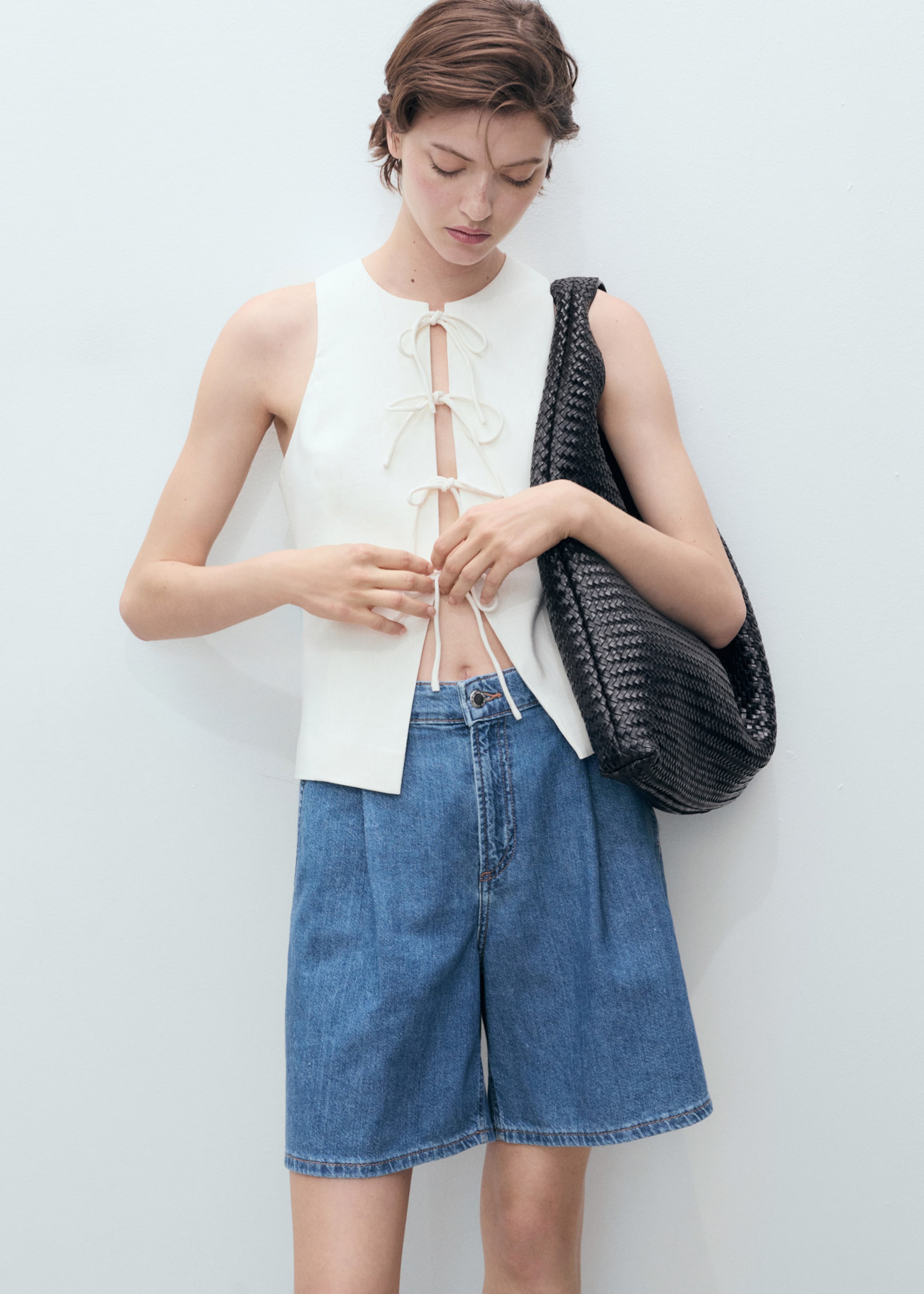 Denim-Bermudas mit mittlerer Bundhöhe und Abnähern - Detail des Artikels 2