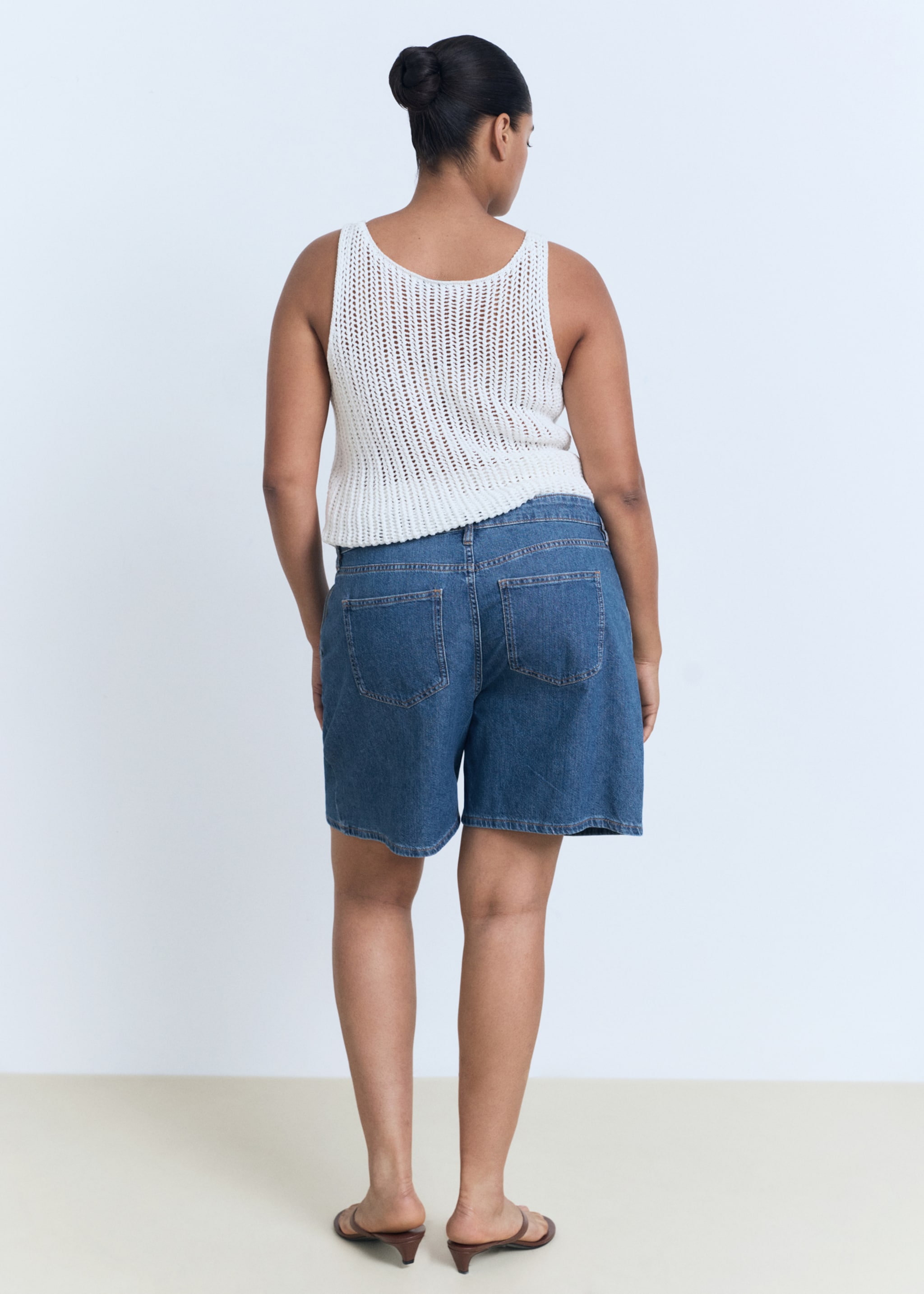 Denim-Bermudas mit mittlerer Bundhöhe und Abnähern - Detail des Artikels 4