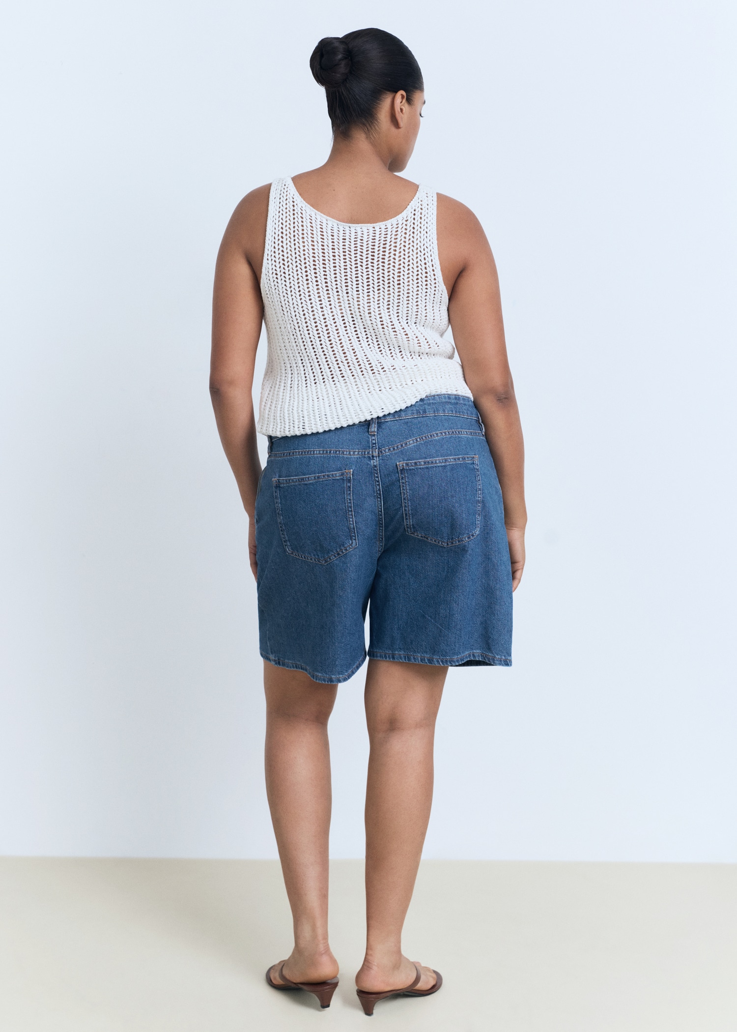 Denim-Bermudas mit mittlerer Bundhöhe und Abnähern - Detail des Artikels 4