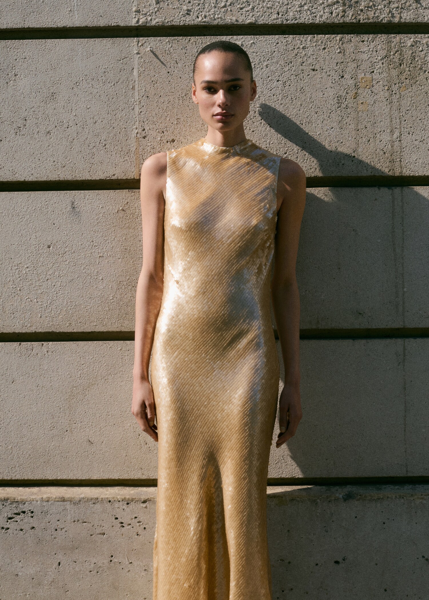 Robe sequins décolletée dans le dos - Plan moyen