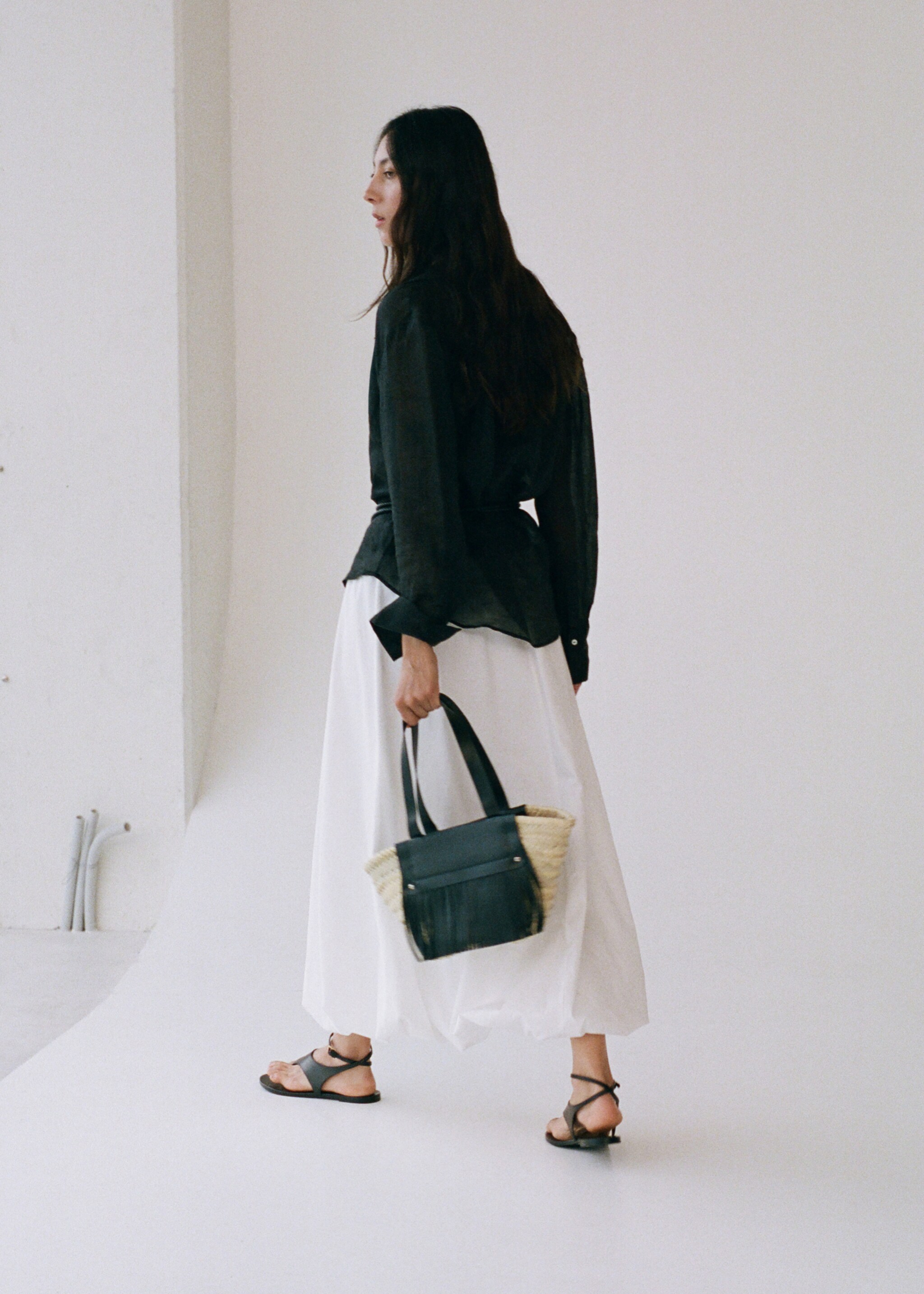 Small natural fibre basket with leather fringes - Details of the article 9, Black. Ref: 17061240-00.