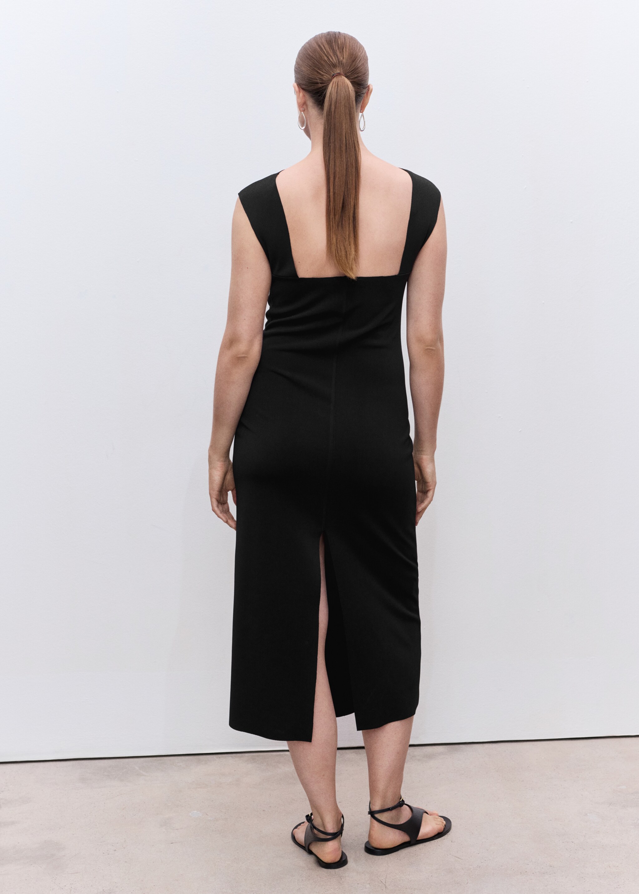 Rochie midi cu deschidere la spate - Spatele articolului