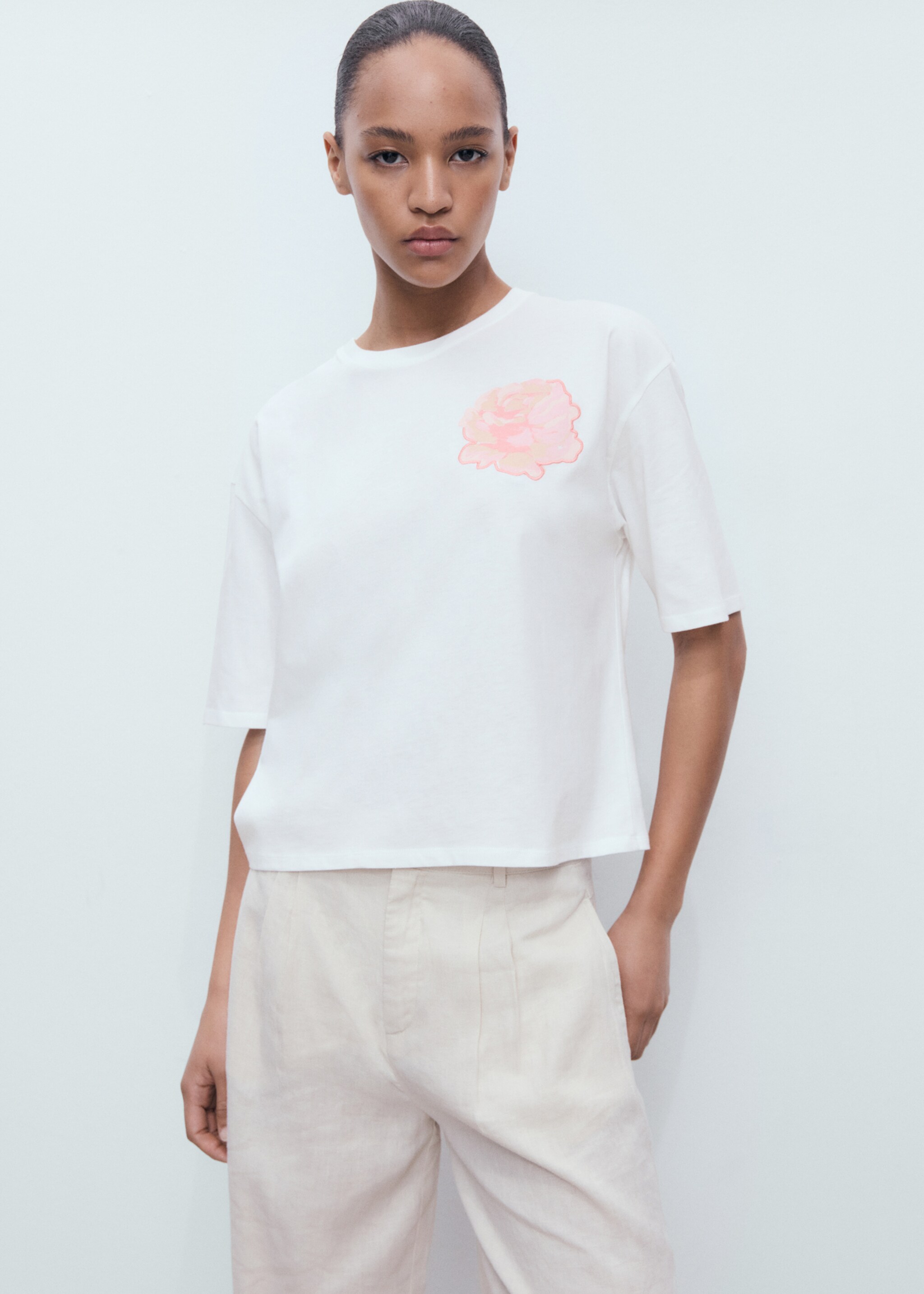 Cotton t-shirt with flower detail - Medium plane, Off White. Ref: 17061258-00.