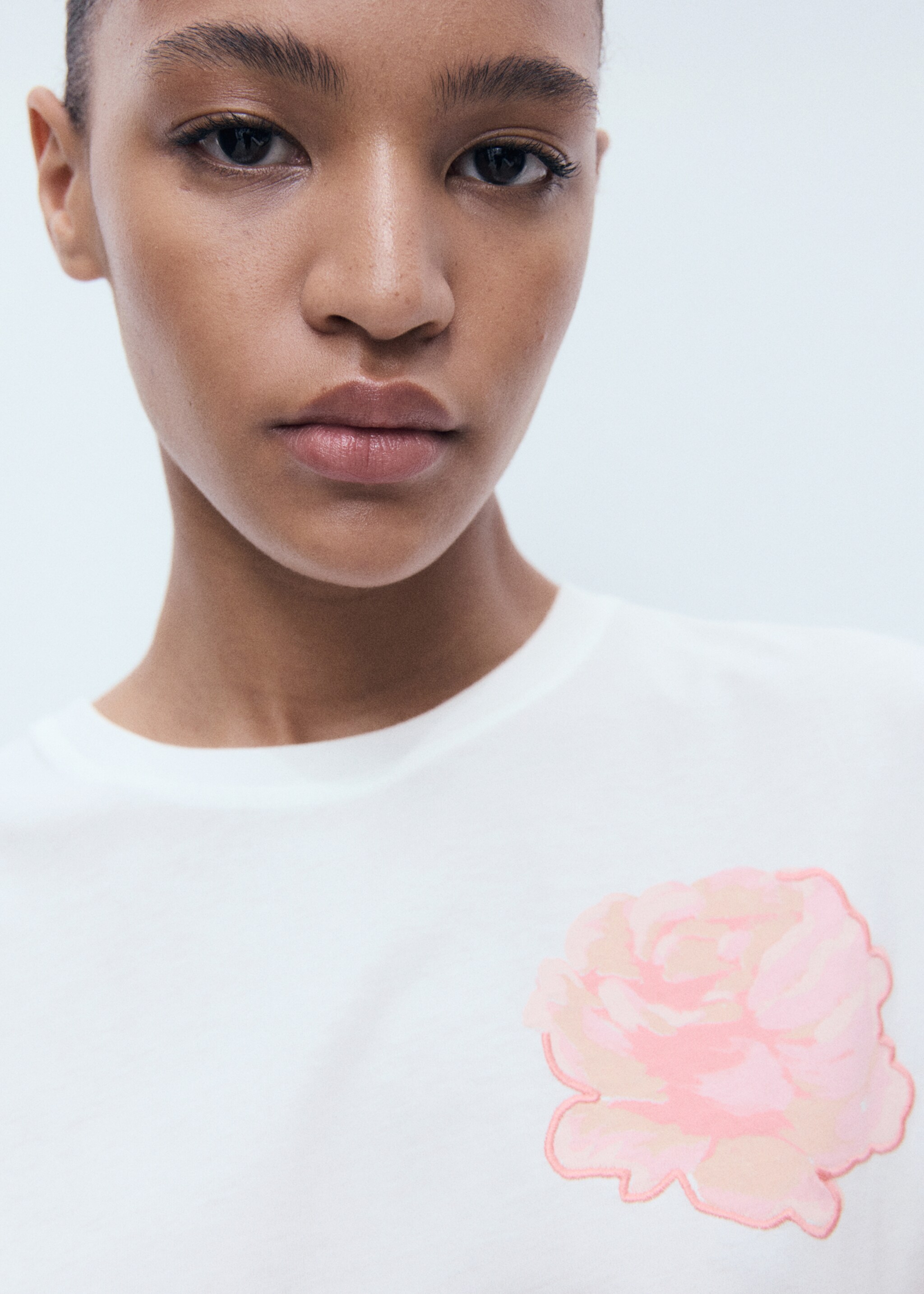 Cotton t-shirt with flower detail - Details of the article 1, Off White. Ref: 17061258-00.