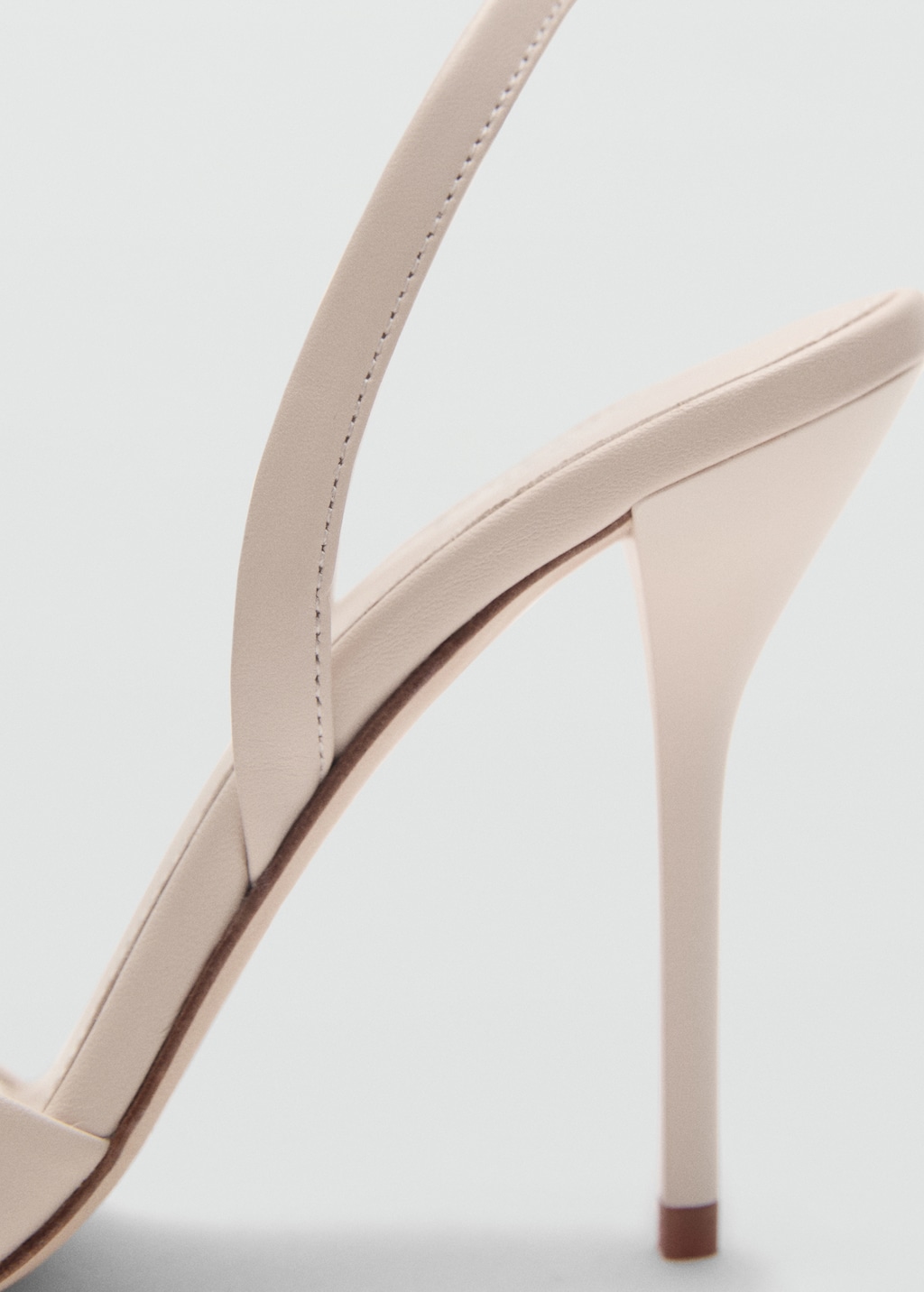 Leather sandals with contrasting heels