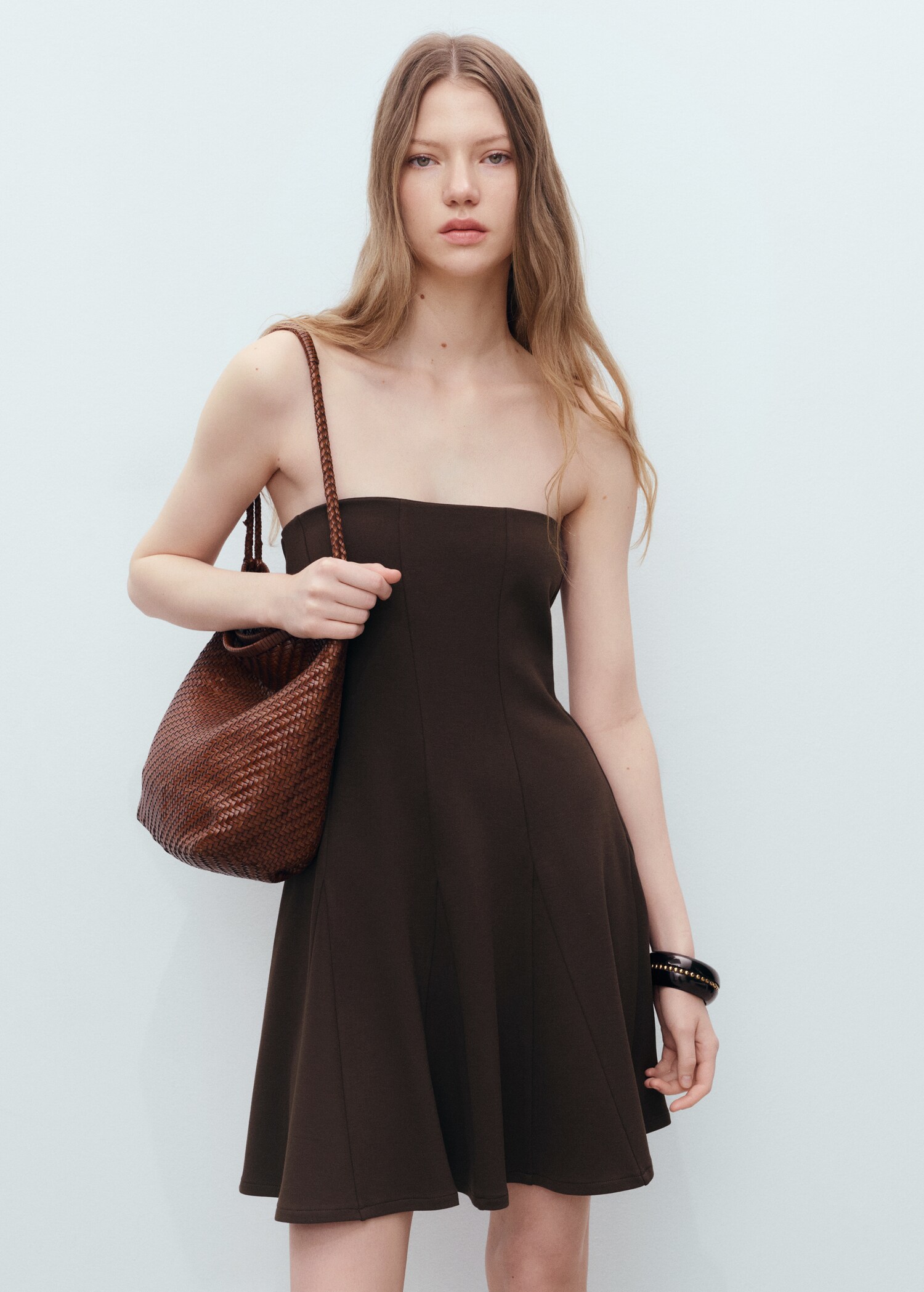 Robe bustier courte à plis plats - Plan moyen