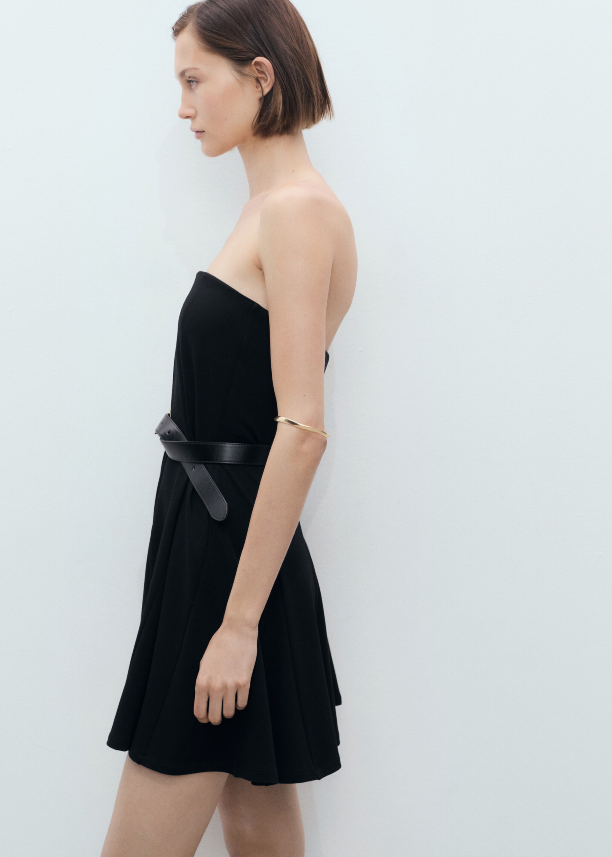 Robe bustier courte à plis plats - Plan moyen