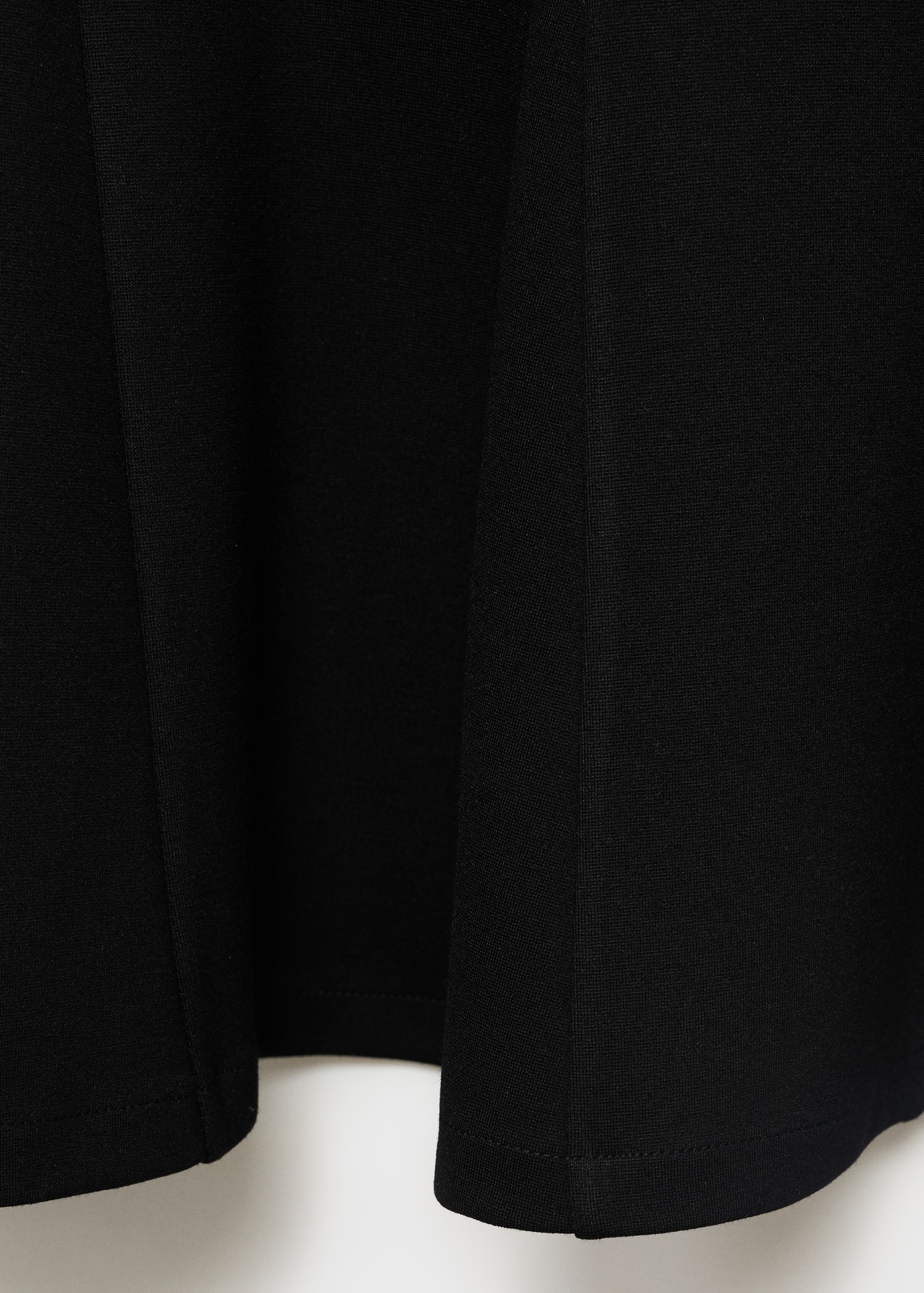 Kurzes trägerloses Kleid mit Plisseefalten - Detail des Artikels 8