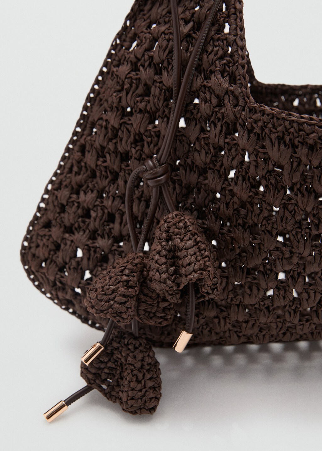 Natural fiber shoulder bag with flower charm